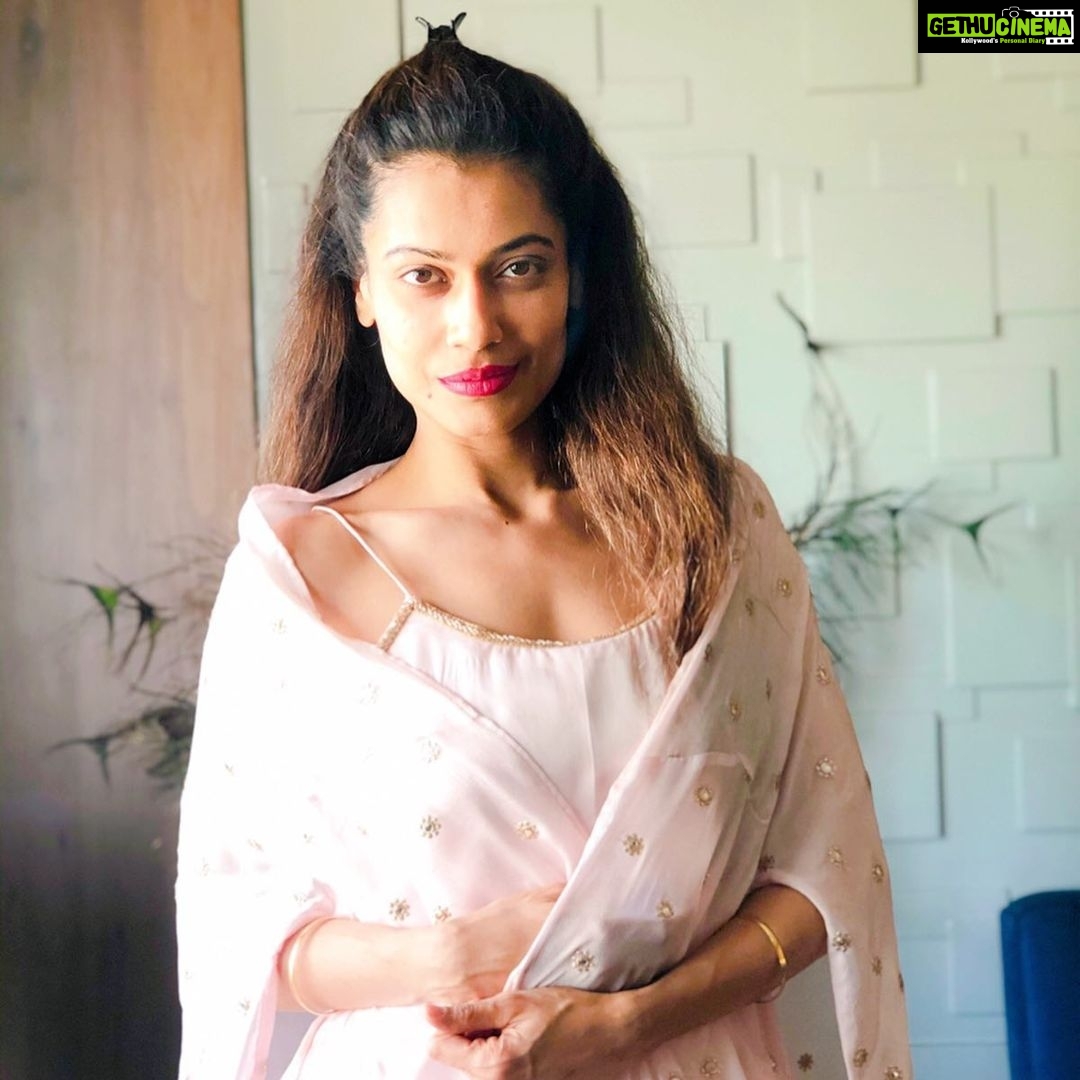 Payal Rohatgi Instagram - #Coronavirus के lockdown को लोग #BiggBoss के compare कर रहे हैं तो मैं इतना कहना चाहती हूँ कि Bigg Boss में लोग बंध होते हैं पैसे और नाम कमाने के लिए अजनबी लोगों के साथ परंतु Coronavirus द्वारा #lockdown में लोग बंध हैं अपने परिवार के लोगों के साथ। Bigg Boss में zaadu-pota और खाना बनाना और बर्तन धोना यह सभी सदस्यीय को करना पड़ता है जो Coronavirus के lockdown में हमें अपने घरों में करना पड़ेगा अभी। ख़ाली यही समानता है दोनो में क्यूँकि Bigg Boss में अभी कपड़े तो बाहर से भेजे जाते हैं contestants को 🤣🤣 तो कपड़े धोना नहीं होता वहाँ अभी 🙏 मेरे लिए मेरी matashri captain हैं यह lockdown में क्योंकि वो खाना बना रही है क्यूँकि रसोई वाले सब भाग गए। में बाक़ी चीज़ों में उनकी मदद करती हूँ। Bigg Boss मुझे हर वक़्त याद रहेगा क्यूँकि वो मेरा पहला reality show था बस इसलिए। मगर में सभी से दरखवास्त करती हूँ कि coronavirus को मज़ाक़ मत समझिए और अपने घरों में बैठिए और प्रधानमंत्री की बात मानिए 🙏