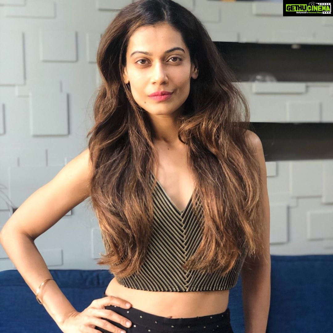Payal Rohatgi Instagram - Feminism का मतलब Women Empowerment नहीं है 🙏 भारत के कुछ Feminists का उदाहरण मैं देती हूँ। Sonam Kapoor को अपनी शादी में फटाके जलाके जानवरोको डराना अच्छा लगता है क्यूँकि वो उसकी शादी है परंतु कोई ओर करे तो बिचारे जानवरों के ऊपर noise pollution से अत्याचार हो रहा है ऐसा बोलेगी 😛 Priyanka Chopra अपनी शादी में फटाके जलाएगी तो उसे asthma का attack नहीं होता परंतु दिवाली में air pollution द्वारा हुए asthma के उस जैसे मरीज़ों को बड़ी तकलीफ़ होती है उस पर ज्ञान देगी😉 Zaira Wasim एक आदमी पर fake molestation का आरोप लगाती है तो सारी Feminists उसके समर्थन में आ जाती है परंतु जब वो अपना career त्याग देती है अपनी धार्मिक विचारधारा के कारण तो सारी feminists ग़ायब हो जाती हैं🤪 Arfa Khanum Sherwani को Tanushree Dutta के Nana Patekar पे लगे सारे आरोप सही लगते हैं बिना कोई सबूत और जब महिला nurses और doctors आरोप लगाते हैं #TablighiJamaat के preachers पर ग़लत व्यवहार का तो Arfa उसे मानने से इनकार कर देती है 😉 Shehla Rashid के पास ढेर सारे diya हैं bangladeshi victims के साथ सहानुभूति दिखाने के लिए परंतु ख़ुद के भारतीय प्रधानमंत्री के समर्थन के लिए diye नहीं हैं जो मानवता के नाम पर था 😂 Feminism भारत में hindu नफ़रत का नाम हैं। यहाँ पर हिन्दु संस्कृति की विचारधारा का मज़ाक़ उड़ाया जाएगा परंतु इस्लामिक संस्कृति पिछड़े विचारो को सलाम ठोकी जाएगी। इन Feminists से दूर रहिए और अपनी संस्कृति को बचाइए 🙏 Watch https://youtu.be/OSLcv1P3GU4 to hear #payalrohatgi 🙏