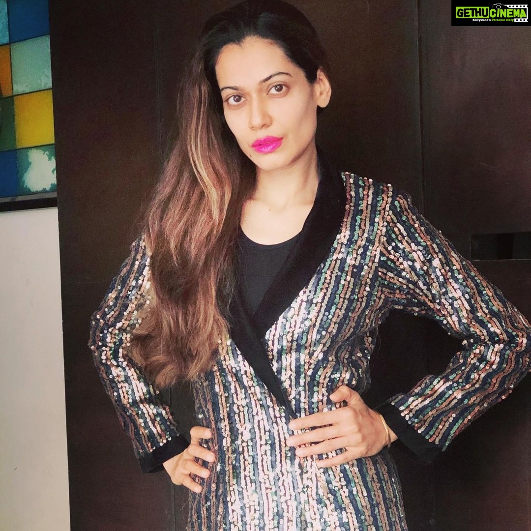 Payal Rohatgi Instagram - TV में जो अभिनेत्री होती हैं वो per day के हिसाब से होती हैं । एक serial से fame कमाके वो अपने आप को star समझती हैं और एक ऐसी ही school dropout है Kavita Kaushik जो FIR serial में काम करती थी 🙄 आज कल काम की कमी से और फ़िल्मों में आने के लिए hinduphobia फेला रही है और CAA के बारे में ग़लत खबर फेलाकर काम पाना चाहती है 🤔 वो CAA का विरोध करती है क्यूँकि उसे यह भी नहीं पता की Nehru के Liyaqat के साथ यह pact sign किया था क्यूँकि पाकिस्तान ख़त्म करता है ग़ैर मुस्लिम को। मगर अनपढ़ लोगों में एक और नाम है यह FIR वाली का। Corona का कोई video मैंने देखा जहां वो कह रही थी की प्रकृति अब सब को साथ बंध कर रहा तो ऐसे बेवक़ूफ़ को हिम क्या कहेंगे 😏 हम अपने परिवार के साथ बंध है ना कि दूसरे धर्म के लोगों के साथ😂 और अगर इतना प्यार है तो जा ओ और गले लगाओ वो #TablighiJamaat के preachers को और corona ले लो 🤨 Modi जी को target करती है और कहती है कि कैसे उनके troll accounts उसे गाली दे रहे हैं और खुद मुझे fuck off की गाली देती है यह मोहतरमा 😂 Ramayan TV पर दिखाई जा रही है उससे इसे problem है और आरोप लगा ती है कि सरकार के नेता porn देखते हैं parliament में 🤣 porn से प्रभावित यह TV वाली brand Sunny से सला लेकर अपने पति के साथ porn करके और brand बड़ा कर सकती है और फिर उसे ज़रूर Bollywood में कोई काम मिल जाता 😂😂😂 #payalrohatgi