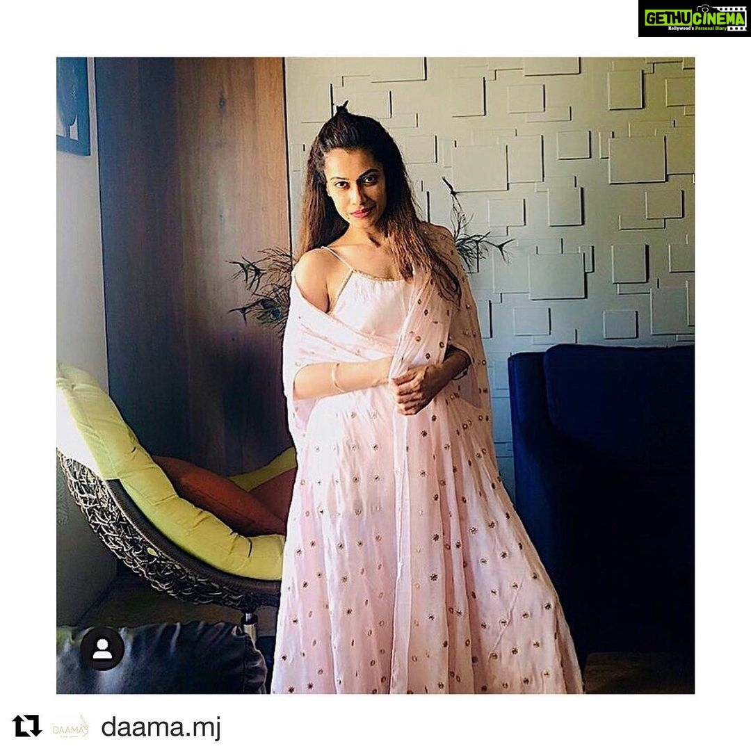 Payal Rohatgi Instagram - #TablighiJamaat के धार्मिक संगठन में इस्लामिक preachers विदेश से आए जो New Delhi में हुआ #Tourist visa द्वारा और उन्होंने संगठन में एकागरित लोगों को #Chinesevirus से infect किया।कुछ Islamic preachers #Covid19 के मरीज़ थे और उन्होंने जानबूचकर अब यह virus को पहले यह संगठन में फेलाया और ऐन सुना है की उनको भारत के विभिन्न कोनो में जाने की अनुमति दे दी गयी है concerned authorities द्वारा जो ग़लत है क्यूँकि यह अब विभिन्न कोनो में यह #Chinesevirus फलाएँगे। अगर यह जानबूचकर किया गया है तो इसे हम #coronajihad कह सकते हैं। क्यूँकि एक video है जहाँ यह #NizamudinMarkaq के लोग बस से बाहर थूक रहे थे police कर्मचारियों पर जो बहुत ग़लत है 🙏 Liberals कह रहे हैं की coronavirus को communal शक्ल दी जा रही है #TablighiJamaat घटना द्वारा तो हम इन liberals को कह रहे हैं की आप जा कर गले लगा लीजिए यह जमात वालों को क्यूँकि आप को तो कभी इनमें ग़लत नहीं दिखता 🙏 Yogi जी का भगवान राम की स्थापना करना ग़लत था Ayodhya में lockdown के बाद परंतु वहाँ पर सभी लोग भारत से थे ना कि झूठ बोलकर आए विदेश के इज़्लामिक प्रचारक 🙏 #Repost @daama.mj with @get_repost ・・・ @payalrohatgi in our new powder pink set. Monochrome pant-set with embroidered cape.