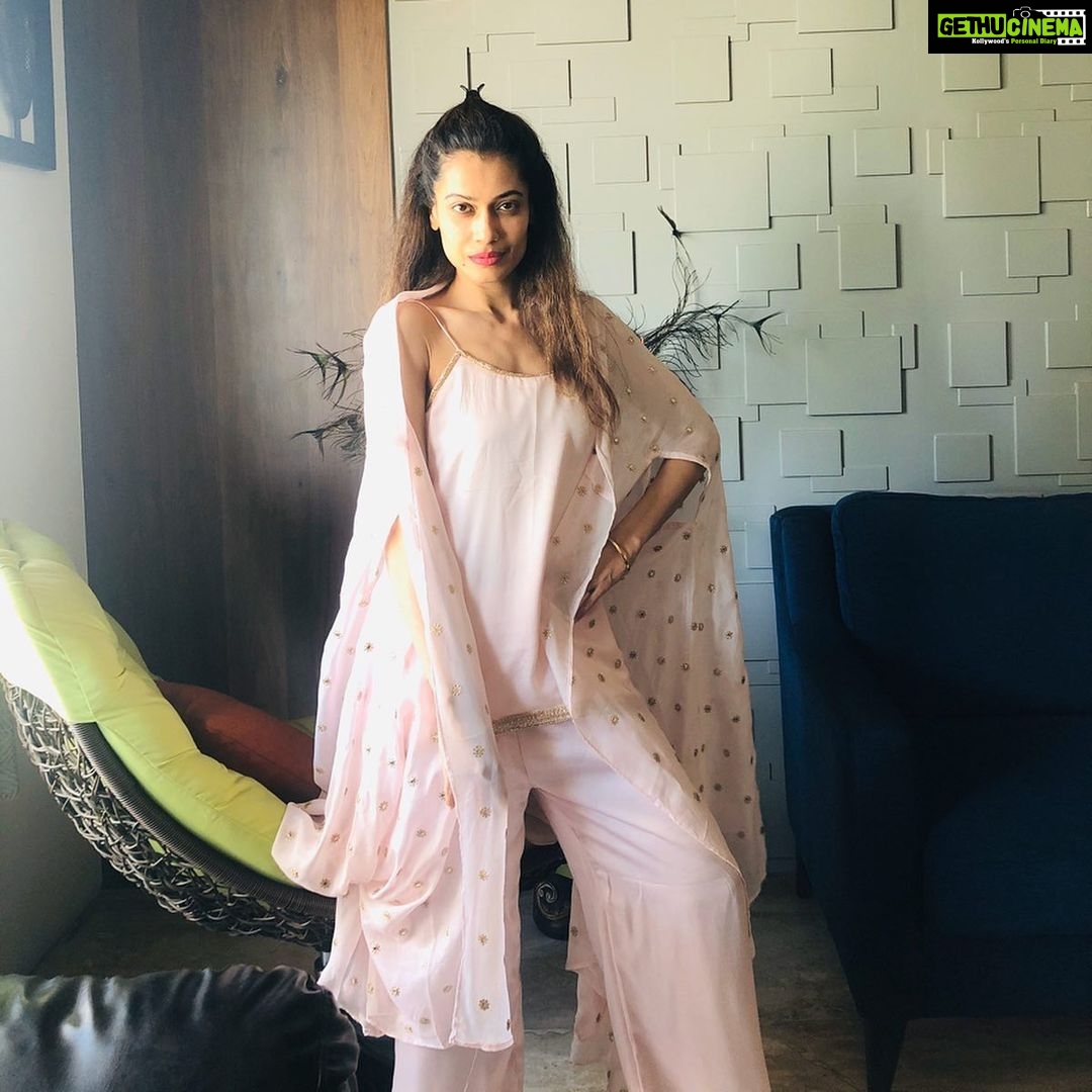 Payal Rohatgi Instagram - China #UNSC में #Coronavirus pandemic को discuss नहीं करना चाहता क्यूँकि उसे लगता है कि यह UNSC के scope से बाहर है 😡 जिस देश ने पूरे विश्व में यह बीमारी फेलाई अब हमें ज्ञान दे रहा कि क्या सही है और क्या ग़लत है। UNSC में Kashmir lockdown discuss होता है और Ebola outbreak भी discuss होता है परंतु coronavirus pandemic China discuss नहीं करना चाहता 🙏 चाइना को UNSC का permanent member बनाने का vote भी Nehru ने दिया था जो कांग्रिस का नेता था। आज कांग्रिस की #PriyankaGandhi ग़रीबों की बहुत चिंता कर रही हैं जो चलकर अपने गाँव जा रहे हैं। उस Priyanka Gandhi को मैं इतना कहना चाहती हूँ की तेरी पार्टी तो ७० साल से भारत से ग़रीबी हटा नहीं सकी और अब यह मोहतरमॉ चाहती है कि ५ साल में ग़रीबी हट जाए ? ग़रीबों को समझाइए कि lockdown मतलब lockdown जो पूरे देश के भले के लिए हैं। उन्हें खाना देकर मदद कारे नाकि भड़काके।भारत सरकार को बहुत पहले अंतरराष्ट्रीय विमान भारत में आने से बंध कर देने चाहिए थे परंतु अगर वो यह करते तो Priyanka जैसे लोग बोलते कि कैसे भारतीय को विदेशी धरती पर छोड़ दिया। क्यूँकि यह लोग तो हर तरह से सरकार के ख़िलाफ़ बोलेंगे🙏 #payalrohatgi