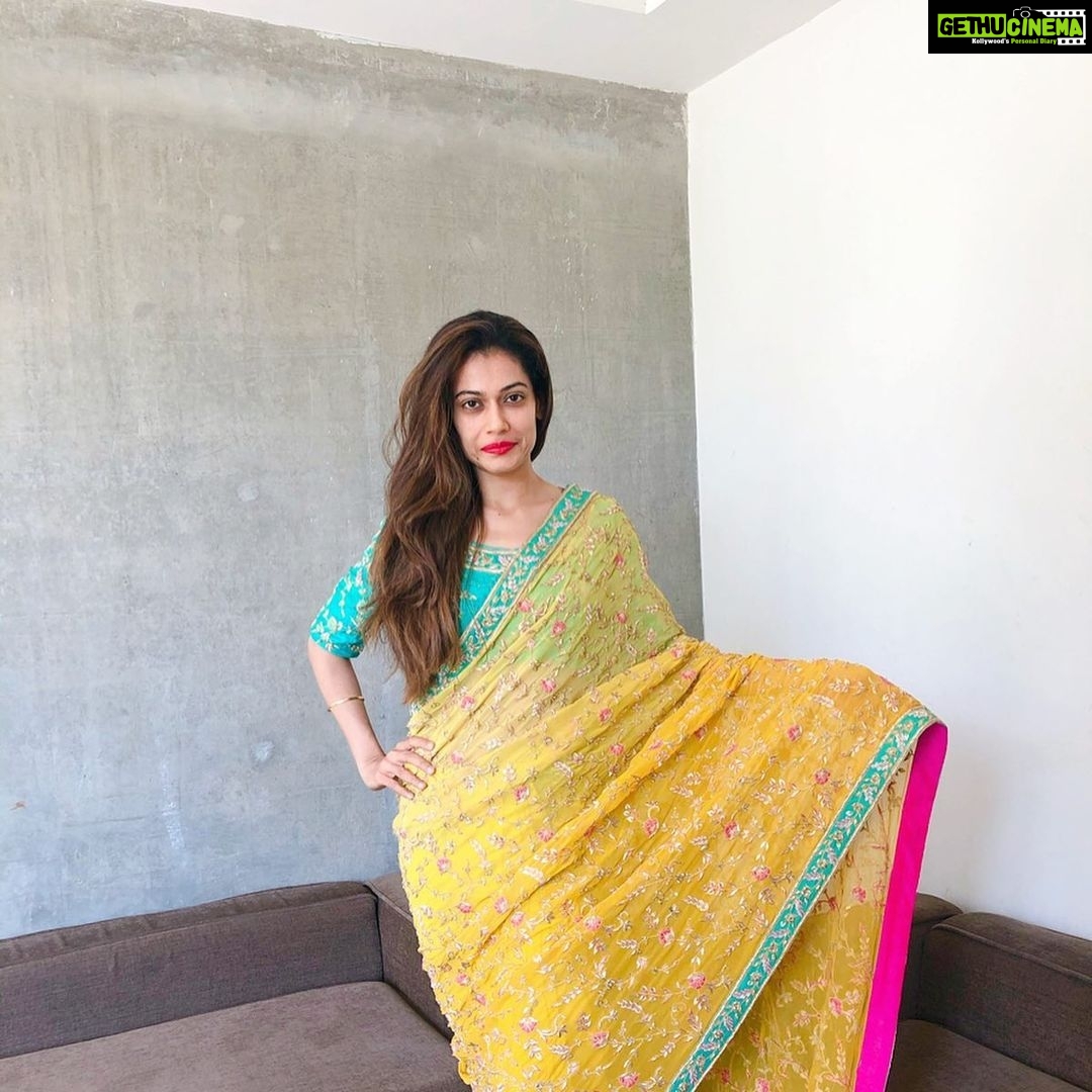 Payal Rohatgi Instagram - सभी भारतीय को होली की बधाई।आज के दिन बुराई की हार होती है और अच्छाई की जीत।इसलिए सभी #YesBank वालों को में इतना कहना चाहती हूँ कि हमारी अर्थव्यवस्था ख़राब नहीं है क्यूँकि हमारे प्रधानमंत्री मोदी जी ने कहा है और liberals झूट फेलाना बंध करो। RBI का takeover भारतीय लोगों के फ़ाईदे के लिए हैं ना कि उनके नुक़सान के लिए। #RanaKapoor जो Yes Bank के founder थे उन्होंने Priyanka Gandhi की कोई painting ख़रीदी थी २ क्रोर में🤔 प्रियंका गांधी painter कब बनी ???? Mamta Banerjee भी painting बेचती है जब पैसे कमाने होते हैं और पूर्व Defence Minister की biwi भी अपनी painting बेचती है २८ क्रोर में 😛 यह तो बहुत सही धंधा है black money को white में convert करणे का जो Rana Kapoor के बैंक में होता था 🙏 साथ में कोई जोकर है #VirDas करके जो जो हिंदुओं को भाषण दे रहा था की होली पर जनवरो पर रंग नहीं लगाना तो उस donkey को में इतना कहना चाहती हूँ कि जनावरों को जो मार कर खाते हैं उनके बारे में भी तो कभी अपने विचार रखो 😛 इन joker के हिसाब से जानवर मारकर खाना सही परंतुउन पे रंग फेंकना ग़लत। कहाँ से आते हैं यह donkey 🙏 @bodhitreejaipur_official