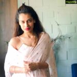 Payal Rohatgi Instagram - #Coronavirus के lockdown को लोग #BiggBoss के compare कर रहे हैं तो मैं इतना कहना चाहती हूँ कि Bigg Boss में लोग बंध होते हैं पैसे और नाम कमाने के लिए अजनबी लोगों के साथ परंतु Coronavirus द्वारा #lockdown में लोग बंध हैं अपने परिवार के लोगों के साथ। Bigg Boss में zaadu-pota और खाना बनाना और बर्तन धोना यह सभी सदस्यीय को करना पड़ता है जो Coronavirus के lockdown में हमें अपने घरों में करना पड़ेगा अभी। ख़ाली यही समानता है दोनो में क्यूँकि Bigg Boss में अभी कपड़े तो बाहर से भेजे जाते हैं contestants को 🤣🤣 तो कपड़े धोना नहीं होता वहाँ अभी 🙏 मेरे लिए मेरी matashri captain हैं यह lockdown में क्योंकि वो खाना बना रही है क्यूँकि रसोई वाले सब भाग गए। में बाक़ी चीज़ों में उनकी मदद करती हूँ। Bigg Boss मुझे हर वक़्त याद रहेगा क्यूँकि वो मेरा पहला reality show था बस इसलिए। मगर में सभी से दरखवास्त करती हूँ कि coronavirus को मज़ाक़ मत समझिए और अपने घरों में बैठिए और प्रधानमंत्री की बात मानिए 🙏