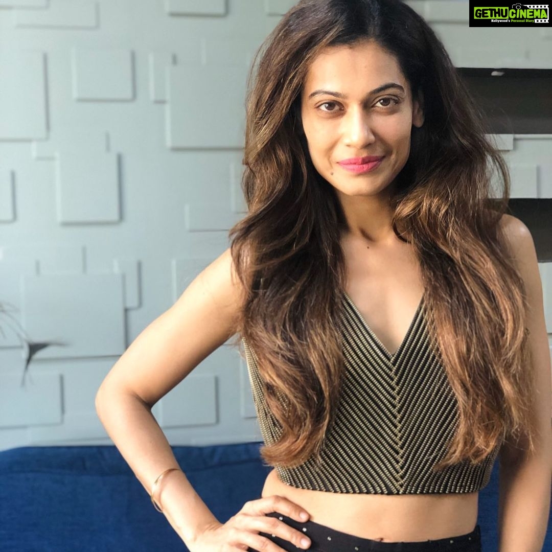 Payal Rohatgi Instagram - Feminism का मतलब Women Empowerment नहीं है 🙏 भारत के कुछ Feminists का उदाहरण मैं देती हूँ। Sonam Kapoor को अपनी शादी में फटाके जलाके जानवरोको डराना अच्छा लगता है क्यूँकि वो उसकी शादी है परंतु कोई ओर करे तो बिचारे जानवरों के ऊपर noise pollution से अत्याचार हो रहा है ऐसा बोलेगी 😛 Priyanka Chopra अपनी शादी में फटाके जलाएगी तो उसे asthma का attack नहीं होता परंतु दिवाली में air pollution द्वारा हुए asthma के उस जैसे मरीज़ों को बड़ी तकलीफ़ होती है उस पर ज्ञान देगी😉 Zaira Wasim एक आदमी पर fake molestation का आरोप लगाती है तो सारी Feminists उसके समर्थन में आ जाती है परंतु जब वो अपना career त्याग देती है अपनी धार्मिक विचारधारा के कारण तो सारी feminists ग़ायब हो जाती हैं🤪 Arfa Khanum Sherwani को Tanushree Dutta के Nana Patekar पे लगे सारे आरोप सही लगते हैं बिना कोई सबूत और जब महिला nurses और doctors आरोप लगाते हैं #TablighiJamaat के preachers पर ग़लत व्यवहार का तो Arfa उसे मानने से इनकार कर देती है 😉 Shehla Rashid के पास ढेर सारे diya हैं bangladeshi victims के साथ सहानुभूति दिखाने के लिए परंतु ख़ुद के भारतीय प्रधानमंत्री के समर्थन के लिए diye नहीं हैं जो मानवता के नाम पर था 😂 Feminism भारत में hindu नफ़रत का नाम हैं। यहाँ पर हिन्दु संस्कृति की विचारधारा का मज़ाक़ उड़ाया जाएगा परंतु इस्लामिक संस्कृति पिछड़े विचारो को सलाम ठोकी जाएगी। इन Feminists से दूर रहिए और अपनी संस्कृति को बचाइए 🙏 Watch https://youtu.be/OSLcv1P3GU4 to hear #payalrohatgi 🙏