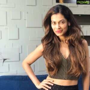 Payal Rohatgi Instagram - Feminism का मतलब Women Empowerment नहीं है 🙏 भारत के कुछ Feminists का उदाहरण मैं देती हूँ। Sonam Kapoor को अपनी शादी में फटाके जलाके जानवरोको डराना अच्छा लगता है क्यूँकि वो उसकी शादी है परंतु कोई ओर करे तो बिचारे जानवरों के ऊपर noise pollution से अत्याचार हो रहा है ऐसा बोलेगी 😛 Priyanka Chopra अपनी शादी में फटाके जलाएगी तो उसे asthma का attack नहीं होता परंतु दिवाली में air pollution द्वारा हुए asthma के उस जैसे मरीज़ों को बड़ी तकलीफ़ होती है उस पर ज्ञान देगी😉 Zaira Wasim एक आदमी पर fake molestation का आरोप लगाती है तो सारी Feminists उसके समर्थन में आ जाती है परंतु जब वो अपना career त्याग देती है अपनी धार्मिक विचारधारा के कारण तो सारी feminists ग़ायब हो जाती हैं🤪 Arfa Khanum Sherwani को Tanushree Dutta के Nana Patekar पे लगे सारे आरोप सही लगते हैं बिना कोई सबूत और जब महिला nurses और doctors आरोप लगाते हैं #TablighiJamaat के preachers पर ग़लत व्यवहार का तो Arfa उसे मानने से इनकार कर देती है 😉 Shehla Rashid के पास ढेर सारे diya हैं bangladeshi victims के साथ सहानुभूति दिखाने के लिए परंतु ख़ुद के भारतीय प्रधानमंत्री के समर्थन के लिए diye नहीं हैं जो मानवता के नाम पर था 😂 Feminism भारत में hindu नफ़रत का नाम हैं। यहाँ पर हिन्दु संस्कृति की विचारधारा का मज़ाक़ उड़ाया जाएगा परंतु इस्लामिक संस्कृति पिछड़े विचारो को सलाम ठोकी जाएगी। इन Feminists से दूर रहिए और अपनी संस्कृति को बचाइए 🙏 Watch https://youtu.be/OSLcv1P3GU4 to hear #payalrohatgi 🙏