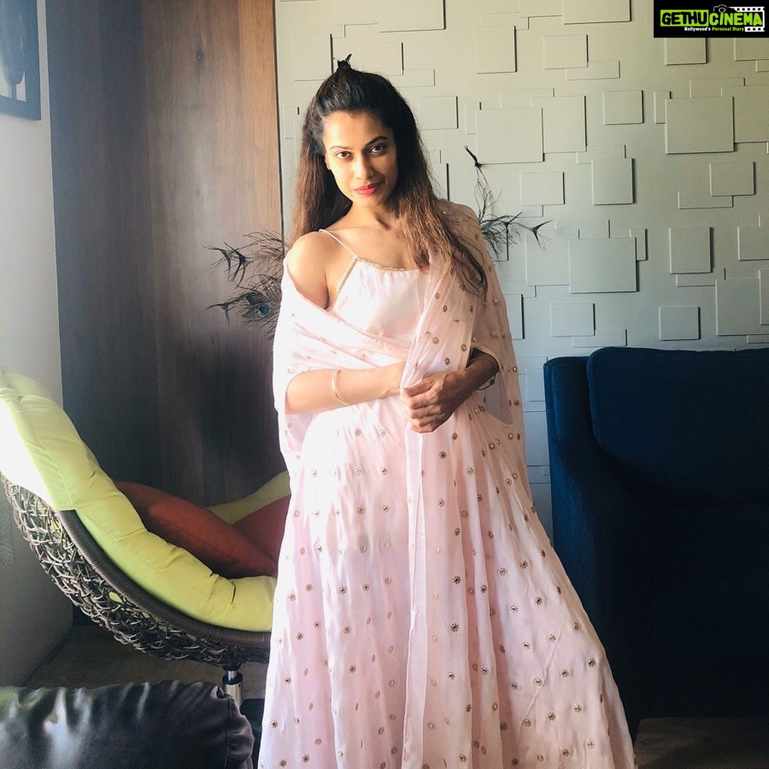 Payal Rohatgi Instagram - China #UNSC में #Coronavirus pandemic को discuss नहीं करना चाहता क्यूँकि उसे लगता है कि यह UNSC के scope से बाहर है 😡 जिस देश ने पूरे विश्व में यह बीमारी फेलाई अब हमें ज्ञान दे रहा कि क्या सही है और क्या ग़लत है। UNSC में Kashmir lockdown discuss होता है और Ebola outbreak भी discuss होता है परंतु coronavirus pandemic China discuss नहीं करना चाहता 🙏 चाइना को UNSC का permanent member बनाने का vote भी Nehru ने दिया था जो कांग्रिस का नेता था। आज कांग्रिस की #PriyankaGandhi ग़रीबों की बहुत चिंता कर रही हैं जो चलकर अपने गाँव जा रहे हैं। उस Priyanka Gandhi को मैं इतना कहना चाहती हूँ की तेरी पार्टी तो ७० साल से भारत से ग़रीबी हटा नहीं सकी और अब यह मोहतरमॉ चाहती है कि ५ साल में ग़रीबी हट जाए ? ग़रीबों को समझाइए कि lockdown मतलब lockdown जो पूरे देश के भले के लिए हैं। उन्हें खाना देकर मदद कारे नाकि भड़काके।भारत सरकार को बहुत पहले अंतरराष्ट्रीय विमान भारत में आने से बंध कर देने चाहिए थे परंतु अगर वो यह करते तो Priyanka जैसे लोग बोलते कि कैसे भारतीय को विदेशी धरती पर छोड़ दिया। क्यूँकि यह लोग तो हर तरह से सरकार के ख़िलाफ़ बोलेंगे🙏 #payalrohatgi