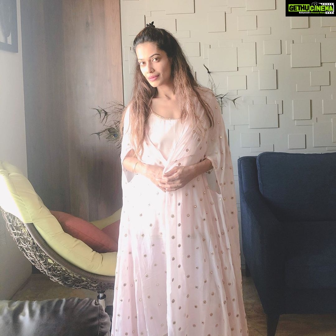 Payal Rohatgi Instagram - China #UNSC में #Coronavirus pandemic को discuss नहीं करना चाहता क्यूँकि उसे लगता है कि यह UNSC के scope से बाहर है 😡 जिस देश ने पूरे विश्व में यह बीमारी फेलाई अब हमें ज्ञान दे रहा कि क्या सही है और क्या ग़लत है। UNSC में Kashmir lockdown discuss होता है और Ebola outbreak भी discuss होता है परंतु coronavirus pandemic China discuss नहीं करना चाहता 🙏 चाइना को UNSC का permanent member बनाने का vote भी Nehru ने दिया था जो कांग्रिस का नेता था। आज कांग्रिस की #PriyankaGandhi ग़रीबों की बहुत चिंता कर रही हैं जो चलकर अपने गाँव जा रहे हैं। उस Priyanka Gandhi को मैं इतना कहना चाहती हूँ की तेरी पार्टी तो ७० साल से भारत से ग़रीबी हटा नहीं सकी और अब यह मोहतरमॉ चाहती है कि ५ साल में ग़रीबी हट जाए ? ग़रीबों को समझाइए कि lockdown मतलब lockdown जो पूरे देश के भले के लिए हैं। उन्हें खाना देकर मदद कारे नाकि भड़काके।भारत सरकार को बहुत पहले अंतरराष्ट्रीय विमान भारत में आने से बंध कर देने चाहिए थे परंतु अगर वो यह करते तो Priyanka जैसे लोग बोलते कि कैसे भारतीय को विदेशी धरती पर छोड़ दिया। क्यूँकि यह लोग तो हर तरह से सरकार के ख़िलाफ़ बोलेंगे🙏 #payalrohatgi