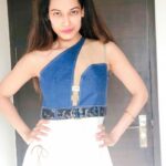 Payal Rohatgi Instagram - आज हम बात करते हैं China के बारे में वो China जिसने Corona virus बनाया एक #bioweapon की तरह और यह लापरवाही की वजह से उनसे उनके ही लोगों पर release हो गयी। उन्होंने अपने ही लोगों का बलिदान दे दिया। यह China के #Alibaba के founder #JackMa के समर्थन में आयी liberal #VidyaKrishnan जो #CaravanIndia जैसी घटिया news portal के लिए लिखती है। #JackMa ने tweet किया की कैसे वो Emergency supplies सारे Asian देशों को दे रहा है सिवाय भारत के तो यह liberals भारत विरोध में बयान दे रहे हैं 🙏 भारत के liberals को भीख अच्छी लगती है और उनको पाकिस्तान से ईर्षा हो रही है कि पाकिस्तान को भी emergency supply JackMa दे रहा है परंतु India को नहीं 😂 तो इस बेवक़ूफ़ औरत को में इतना कहना चाहती हूँ की भारत emergency supply दे रहा है Italy को जो एक G7 देश है क्यूँकि भारत शक्तिशाली है ना कि भिखारी। मगर मोदी नफ़रत में यह liberals china के गुण गाएँगे भारत में Twitter जैसे विदेशी platform पर जो china में ही ban है 🤣 🤣🤨 मगर इनको यह दोगलापण नहीं दिखता 🙏 चाइना जानबूचकर मानवता दिखा रहा है क्यूँकि उसे दुनिया को बताना है कि वो कितना मानवता के बारे में सोचता है जबकि उसी ने corona virus द्वारा अपने लोगों को शायद मरवा दिया 🙏 #payalrohatgi