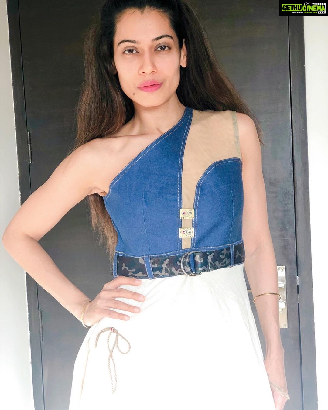 Payal Rohatgi Instagram - आज हम बात करते हैं China के बारे में वो China जिसने Corona virus बनाया एक #bioweapon की तरह और यह लापरवाही की वजह से उनसे उनके ही लोगों पर release हो गयी। उन्होंने अपने ही लोगों का बलिदान दे दिया। यह China के #Alibaba के founder #JackMa के समर्थन में आयी liberal #VidyaKrishnan जो #CaravanIndia जैसी घटिया news portal के लिए लिखती है। #JackMa ने tweet किया की कैसे वो Emergency supplies सारे Asian देशों को दे रहा है सिवाय भारत के तो यह liberals भारत विरोध में बयान दे रहे हैं 🙏 भारत के liberals को भीख अच्छी लगती है और उनको पाकिस्तान से ईर्षा हो रही है कि पाकिस्तान को भी emergency supply JackMa दे रहा है परंतु India को नहीं 😂 तो इस बेवक़ूफ़ औरत को में इतना कहना चाहती हूँ की भारत emergency supply दे रहा है Italy को जो एक G7 देश है क्यूँकि भारत शक्तिशाली है ना कि भिखारी। मगर मोदी नफ़रत में यह liberals china के गुण गाएँगे भारत में Twitter जैसे विदेशी platform पर जो china में ही ban है 🤣 🤣🤨 मगर इनको यह दोगलापण नहीं दिखता 🙏 चाइना जानबूचकर मानवता दिखा रहा है क्यूँकि उसे दुनिया को बताना है कि वो कितना मानवता के बारे में सोचता है जबकि उसी ने corona virus द्वारा अपने लोगों को शायद मरवा दिया 🙏 #payalrohatgi