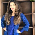 Payal Rohatgi Instagram - Gandhi जी और उनकी भतीजी Manu की बहुत चर्चा है एक किताब #FreedomAtMidnight में जहाँ लेखक Dominique और Larry Collins ने कहा है अपनी research के आधार पर कि गांधी जी अपनी पत्नी Kasturba के देहांत के बाद अपनी भतीजी Manu के साथ एक चारपाई पर सोते थे। Kasturba की मौत इसलिए हुई क्यूँकि उन्हें bronchitis था और उन्हें penicillin की injection देने से गांधी जी ने इनकार किया क्यूँकि injection intravenously दी जाती है और यह शरीर के साथ हिंसा है गांधी जी के मुताबिक़ जिन्होंने अहिंसा का वचन लिया था 😛 जब गांधी जी ने Noakhali की यात्रा शुरू की तब Manu भी उनके साथ आना चाहती थी। Manu Gandhi जी को माँ जैसे मानती थी ऐसा उसने कहा तो गाँधी जी ने अपनी ब्रह्माचारी और उसकी spirituality का वचन जाँचने के लिए उसे अपने साथ एक चारपाई पर सोने दिया 😜 यह सब मुझे ठीक नहीं लगता और में यह सोच के ख़िलाफ़ हूँ। साथ में गांधी जी ने अपने ख़ुद के बेटों के साथ कभी पिता का सम्बंध नहीं निभाया जितना वो माँ का सम्बंध Manu के साथ निभाते थे 🙏 #payalrohatgi @daama.mj