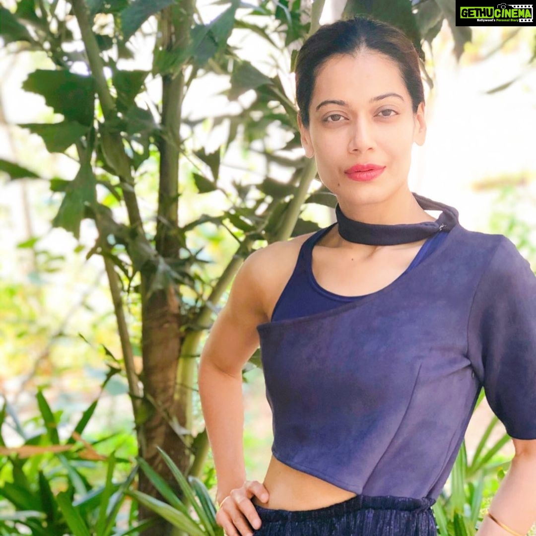 Payal Rohatgi Instagram - नमस्ते 🙏 मेरे Facebook के team page जो हमारा verified page है उसे Facebook ने block कर दिया है एक हफ़्ते से ऊपर। कहा है कि मैं hate speech या नी की नफ़रत फ़ेलाती हूँ। जो post को mark किया है वो Shaheen Baug के protestors की ज़ुबानी अपना झूट बोल रहे हैं कि कैसे कोई police वाले ने नहीं मारा उसे परंतु वो खुद नाले में गिर गयी थी इसीलिए उसे चोट आयी थी। यह पोस्ट को delete करने का मतलब मुझे अभी तक समझ नहीं आया 😡 Facebook और Instagram दो नो विदेशी platform हैं और यह दो नो platforms advertisements द्वारा पैसे कमाती है जो यह अपने platform पर promote करते हैं। यह platforms पर देश के ख़िलाफ़ बोलने वालों के page सलामत रहते हैं परंतु देश के हित में बोलने वालो के page ऐसे block कर दिए जाते हैं । क्या हमारी सरकार जो मज़बूत सरकार है और लोकतंत्र से सत्ता में आयी है वो एक foreign plafform को रोक नहीं सकती ??? वो foreign platform जो देशद्रोही ओ को आवाज़ देता है अपने प्लाट्फ़ोर्म द्वारा और देश के हित में सोचने वालों के साथ उनकी आवाज़ दबा देता है 😡 देश के minister of information and broadcasting को एक स्वदेशी platform बनाना चाहिए जहां सब अपनी आवाज़ रख सके, देश द्रोही भी शायद 🙄 मगर देश के हित में आवाज़ रखने वालों की आवाज़ नहीं दबाई जाए 🙏 #payalrohatgi