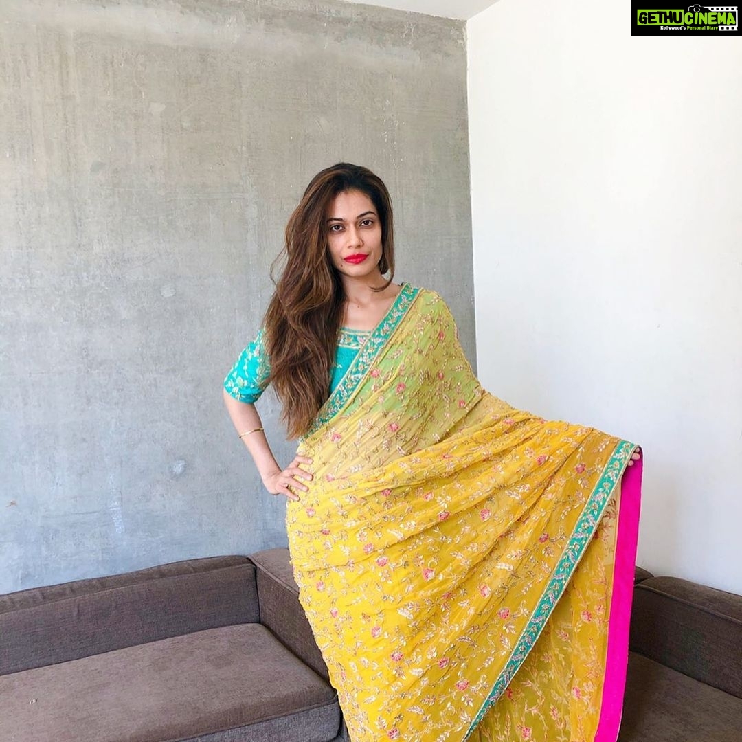 Payal Rohatgi Instagram - सभी भारतीय को होली की बधाई।आज के दिन बुराई की हार होती है और अच्छाई की जीत।इसलिए सभी #YesBank वालों को में इतना कहना चाहती हूँ कि हमारी अर्थव्यवस्था ख़राब नहीं है क्यूँकि हमारे प्रधानमंत्री मोदी जी ने कहा है और liberals झूट फेलाना बंध करो। RBI का takeover भारतीय लोगों के फ़ाईदे के लिए हैं ना कि उनके नुक़सान के लिए। #RanaKapoor जो Yes Bank के founder थे उन्होंने Priyanka Gandhi की कोई painting ख़रीदी थी २ क्रोर में🤔 प्रियंका गांधी painter कब बनी ???? Mamta Banerjee भी painting बेचती है जब पैसे कमाने होते हैं और पूर्व Defence Minister की biwi भी अपनी painting बेचती है २८ क्रोर में 😛 यह तो बहुत सही धंधा है black money को white में convert करणे का जो Rana Kapoor के बैंक में होता था 🙏 साथ में कोई जोकर है #VirDas करके जो जो हिंदुओं को भाषण दे रहा था की होली पर जनवरो पर रंग नहीं लगाना तो उस donkey को में इतना कहना चाहती हूँ कि जनावरों को जो मार कर खाते हैं उनके बारे में भी तो कभी अपने विचार रखो 😛 इन joker के हिसाब से जानवर मारकर खाना सही परंतुउन पे रंग फेंकना ग़लत। कहाँ से आते हैं यह donkey 🙏 @bodhitreejaipur_official
