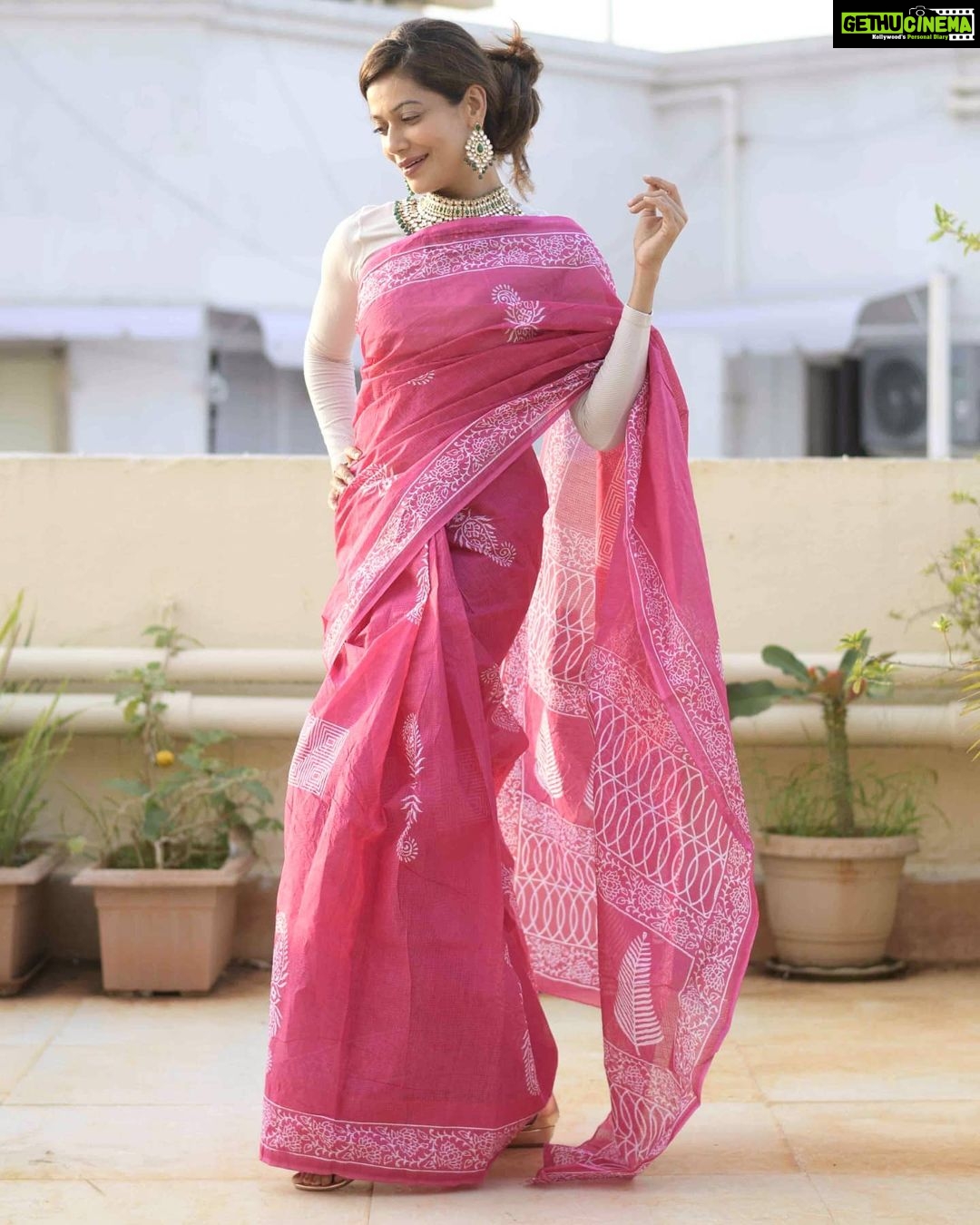 Payal Rohatgi Instagram - New Launch ✨ Light as a feather, the ethereal Pink Moonga Doria Saree is a must-have in your saree collection. This saree embodies a unique squared check pattern further adorned with the classic motifs on lively hues, carry your grace with flying colors . Perfect for your high tea evenings and casual day out. Free-spirited and feminine; @payalrohatgi sure knows how to steal our hearts! 📸 @shutterjuicestudio Shop now: Link in bio . . . . . Also, shop our entire collection available at @amazonfashionin #outfitgoals #tamairafashion #outfitinspiration #cottonsarees #mulmulsaree #purecotton #sareestore #sareestyle #sareeinspiration #loveforcotton #lovesaree #sareecollection #onlinesareestore