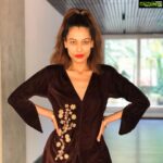 Payal Rohatgi Instagram - #QutubMinar एक वाहियात इमारत है । यह बनाई गयी हिन्दू और जैन मंदिरो को तोड़कर और यह सच छुपाया गया ७० साल से भारत के अंदर secularism के नक़ाब के पीछे। मैं खुद क़ुतुब मीनार देखने गयी हूँ और मैंने अपनी आँखो से वहाँ मूर्तियाँ देखी सनातन धर्म के मंदिरो के अंदर हम जो देखते हैं। वहाँ पर गौमाता की मूर्ति, महिलाओं की मूर्ति, साधु की meditation की मूर्ति, घंटी की छवि और बहुत सारी carvings देखी जो सिर्फ़ मंदिरो में दिखती है ना की इस्लाम के कोई इमारत में। मगर भारत के लोगों को आज़ादी या नी Transfer of Power जो १४ august १९५७ को मिला उसके बाद भारत के पहले education minister Maulana Abdul Kalam ने भारत के इतिहास को ग़लत तरीक़े से रचा, ग़लत कहानियाँ द्वारा। उसने जो कुछ किताबों में पढ़ाया उससे भारतीय नौजवान अपने भारतीय होने पर शर्मिंदगी महसूस करता और अपने आक्रमणिओं जी जय जय कार करता। आज भी पाठशाला में Aurangzeb को महान बताया जाता है जिसने खुद के बाप को मार डाला था। Transfer of Power, Lord Mountbatten के किया और एक तरफ़ दि सत्ता नेहरु को और दूसरी तरफ़ दी सत्ता Jinnah को। Jinnah जिसने २६००० हिंदुओं का नरसंहार करके इस्लामिक देश की माँग पूरी करवाई 😡 उसे seculars Islamist आतंकवाद नहीं कहते परंतु Gandhi के हत्यारे को हिंदू आतंकवादी ज़रूर कहते है🙏 यह seculars 9/11, 26/11, कश्मीरी पंडितो का नरसंहार, पुलवामा यह सब के पीछे की सोच को कुछ नहीं कहते परंतु गांधी, जो भारतीय सेना को world war २ में भजने के समर्थन में था उसके खूनी को हिंदू आतंकवादी ज़रूर कहते हैं। Secularism में Gazwa-e-Hind, अपना धर्म पालने का अधिकार है और भारतीय संस्कृति पालना पिछड़ी सोच है। यह दोगलेपन की निशानी है Qutub Minar जो एक इतिहासिक इमारत ज़रूर है परंतु वाहियात इमारत है जो हिंदू/जैन मंदिरो को तोड़कर बनाई गयी है 🙏 #payalrohatgi