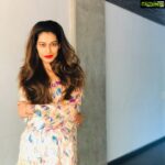 Payal Rohatgi Instagram - क्या #Shikara फ़िल्म boycott करनी चाहिए ? Social Media पर जो हिम देख रहे हैं की एक कश्मीरी पंडित refugee ने फ़िल्म देखने के बाद अपना आक्रोश जताया कि कैसे #Shikara फ़िल्म पंडितो के दर्द को सही तरीक़े से नहीं दिखती थी तब वरिष्ठ निर्देशक Vidhu Vinod Chopra ने उनका मज़ाक़ उड़ाया जो ग़लत था। लोगों को कहा की “ सब Taaliya Bajao क्यूँकि कितना अच्छा performance था 😡” यह ग़लत था कहना Vidhu Vinod Chopra का क्यूँकि आप एक पीड़ित की भावनाओं का मज़ाक़ उड़ा रहे हो। आपने फ़िल्म बनाई commercial तौर से पैसे कमाने के लिए परंतु क्यूँ Kashmiri पंडितो के massacre की dilute किया ??? क्या हक़ बनता है आपका ?? Art is not above humanity 🙏 कोई भी अभिनेतता/निर्देशक धर्म के आधार पर हुए नरसंहार को दो दोस्तों के बीच की लड़ाई कहकर नहीं रफ़ा दफ़ा कर सकता।कोई भी दोस्त अपने दूसरे धर्म के दोस्त की बीवी का बलात्कार नहीं करता और दोस्त की मार नहीं डालता। एक genocide को छुपाना love story के पीछे यह कहकर की मुस्लिम अभिनेता के हिन्दु पंडितो का किरदार निभाया है secularism की गंदी बू फेंकता है। साथ में जो यह फ़िल्म का writer है Rahul Pandita वो एक समय पर Aamir Khan के शब्दों के साथ सहमति रखता था जब उसने कहा था की भारत में रहना मुश्किल हो गया है। साथ में #SabaNaqvi जैसे Islamist कश्मीरी पंडितो के घर वापसी जो hinduistion project कहती है 😡 वाहितात औरत एक क़ौम की ख़त्म कर दिया तेरे भईओं ने १९९० में और अब जब उनको उनका हक़ मिल रहा है तो तूने अपना गंदा भादा चेहरा दिखा दिया।अब यह देश हिन्दु राष्ट्र बन के रहेगा 🙏 #payalrohatgi