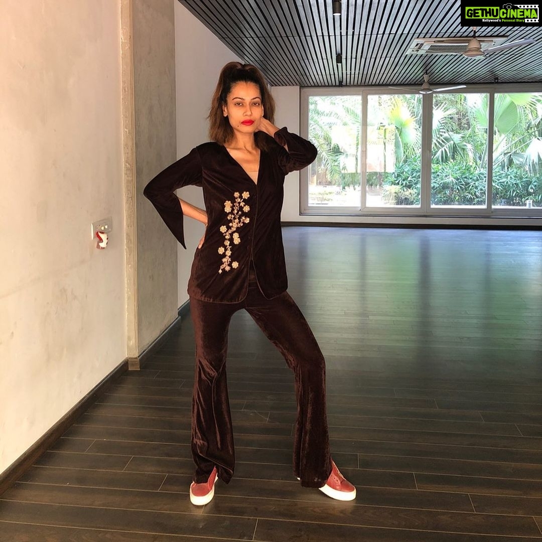 Payal Rohatgi Instagram - Swara कोई Indore की rally में speech दे रही थी कि Nagpur के चड्डी वाले लोग decide नहीं कर सकते की हिंदुस्तान किसका है 🤪🤪 यह औरत भी Kunal Kamra की तरह mentally unstable हो गयी है 🤣 RSS कोई political party नहीं और centre में भाजपा सरकार है जिसके नेता और हमारे देश के प्रधानमंत्री मोदी जी Gandhi जी का भी उतना सम्मान करते हैं जितना Liberals करते है 🤪 फिर Swara भारत के मुसलमानो को बोल रही है कि काग़ज़ नहीं दिखाना जो अगर यह करते हैं तो यकीनन detention camp में डाल दिए जाएगे। जो लोग Supreme Court में भगवान राम के होने का सबूत माँगते हैं वो खुद अपने काग़ज़ नहीं दिखाना चाहते🤔 अजीब हैं यह liberals 🤣🤣 यह औरत तो खुद तो डूबेगी साथ में सब भारतीय मुस्लिम को डुबाएगी क्यूँकि वो उनको भड़का रही है सरकार के ख़िलाफ़। यह वो ही सरकार है जिसने ५ क्रोर madarasa क़ो schlorship दी सरकार बनाते समय क्यूँकि वो भारत के मुस्लिम बच्चों को सही शिक्षा देना चाहते थे। परंतु यह donkey ने अब अपना राजनीतिक career चालू करने के चक्कर में CAA पे इतनी जानकारी होने के बावजूद लोगों को भड़काना बंद नहीं किया। सही माईने में यह सस्ता नशा कर रही है और बावली हो गयी है 🤣 #payalrohatgi