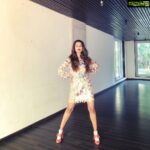 Payal Rohatgi Instagram - #JamiaShooting करके trend देखा होगा आप लोगों ने Social Media और News Channels पर यह एक झूट है क्यूँकि जो #RambhaktGopal वाली घटना थी वो एक movie script की तरह लग रही थी।और उसके बाद एक या दो जो घटना का वर्णन यह liberals कर रहे हैं वहाँ किसी को चोट भी नहीं आयी।परंतु Barkha Dutt जैसी बेहूदा पत्रकार उसे मुस्लिम छात्र पर वार ऐसा करकर फ़ेला रहे हैं। सही माईने में तो अगर कोई मर रहा है तो वो हिंदू और हिंदू नेता।कुछ महीने पहले हमने देखा कि कैसे #KamleshTiwari की हत्या करी कुछ Islamist लोगों ने वैसे अब Ranjeet Bachchan करके नेता जो UP में Vishwa Hindu MahaSabha के थे उन्हें मार दिया गया। कुछ महीने पहले Gaurakshak Gopal की मृत्यु हुई और फिर Bandu Prakash Pal और उनकी गर्भवती बीवी और बच्चे को मार दिया गया।यह सब हिंदुओं के साथ हिंदुस्तान में हो रहा है।इन असली घटनाओं पर आवाज़ उठाने की बजाए liberals झूठी Jamia और Shaheen baug की कहानियाँ बेच रहे हैं। शर्म आनी चाहिए इन सब media वालों को और Tukde Tukde Gang वालों को 🙏 #payalrohatgi @ashimasharma_official