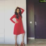 Payal Rohatgi Instagram - आज हम बात करते हैं उन नक़ली feminists के बारे में जिन्होंने अभी तक #Nirbhaya के बलात्कारीओं की फाँसी indefinitely postpone कर दो गयी है उस पर कुछ आवाज़ नहीं उठाई। यह लोग CAA के नाम पर जो ड्रामा हो रहा था उसका समर्थन करने #ShaheenBaug पहुँच गए परंतु Barkha Dutt जैसे बेकार पत्रकार ने अभी तक Nirbhaya की माँ के दुःख के ऊपर अपना बयान नहीं दिया। यह Suchitra Krishnamoorthy जैसे feminist Priyanka Chopra के समर्थन में आएँगे जब की #FitIndia के लोगों को उसका Grammy वाला outfit बेहूदा लगा और वो भी उसमें काफ़ी ख़राब। यहाँ पर Suchitra feminism card खेल रही है किकैसे कोई मर्द को निशाना नहीं बनाता अगर उसने ऐसे बेहूदे कपड़े पहने होते 🤣 सही माईने हम इतना कहना चाहते हैं कि Suchitra जी Pooja Bedi की माँ सारे कपड़े उतारकर Juhu के beach पर दोढ़ी थी अपने ज़माने में क्यूँकि यह भारत देश है कोई इस्लामिक मुल्क़ नहीं 🙏 परंतु आप अगर Priyanka Chopra का समर्थन कर रही हैं तो आप उस औरत का समर्थन कर रही हैं जो ख़ुद अपने शरीर का प्रयोग कर रही है NEWS में आने के लिए 🙏 #payalrohatgi @afamado_style