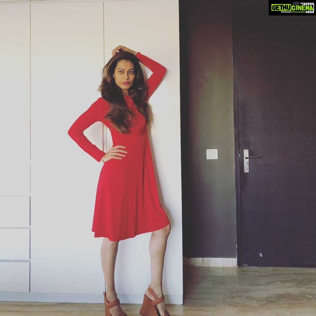 Payal Rohatgi Instagram - आज हम बात करते हैं उन नक़ली feminists के बारे में जिन्होंने अभी तक #Nirbhaya के बलात्कारीओं की फाँसी indefinitely postpone कर दो गयी है उस पर कुछ आवाज़ नहीं उठाई। यह लोग CAA के नाम पर जो ड्रामा हो रहा था उसका समर्थन करने #ShaheenBaug पहुँच गए परंतु Barkha Dutt जैसे बेकार पत्रकार ने अभी तक Nirbhaya की माँ के दुःख के ऊपर अपना बयान नहीं दिया। यह Suchitra Krishnamoorthy जैसे feminist Priyanka Chopra के समर्थन में आएँगे जब की #FitIndia के लोगों को उसका Grammy वाला outfit बेहूदा लगा और वो भी उसमें काफ़ी ख़राब। यहाँ पर Suchitra feminism card खेल रही है किकैसे कोई मर्द को निशाना नहीं बनाता अगर उसने ऐसे बेहूदे कपड़े पहने होते 🤣 सही माईने हम इतना कहना चाहते हैं कि Suchitra जी Pooja Bedi की माँ सारे कपड़े उतारकर Juhu के beach पर दोढ़ी थी अपने ज़माने में क्यूँकि यह भारत देश है कोई इस्लामिक मुल्क़ नहीं 🙏 परंतु आप अगर Priyanka Chopra का समर्थन कर रही हैं तो आप उस औरत का समर्थन कर रही हैं जो ख़ुद अपने शरीर का प्रयोग कर रही है NEWS में आने के लिए 🙏 #payalrohatgi @afamado_style
