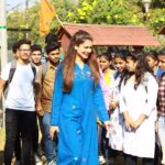 Payal Rohatgi Instagram - Bharat हिंदुओं का देश है यह RSS के सरसंचालक मोहन भागवत जी ने कहा एक event में जो सच है।उन्होंने कहा यह भूमि पर सबके पूर्वज हिंदू ही थे। यह सत्य है।सबकी मातृभूमि भारत है। उन्होंने Israel का उदाहरण दिया की कैसे उन्हें उनकी मातृभूमि से दूर करने का प्रयास किया जा रहा था परंतु Israeli लोगों को वह प्रस्ताव स्वीकार नहीं था क्यूँकि वह भी अपने आप को भारत की मिट्टी से निकले हुए मानते है।RSS भारत के सविधान को मानता है और यह हम इतना स्पष्ट तरीक़े से कह रहे हैं क्यूँकि कुछ दिनो से खबर आ रही है कि कैसे RSS भारत के सविधान को बदलेगा जो FAKE खबर है। पारसी लोगों का अवेस्था ग्रंथ है वेदकलिन समय से जहां भारत को #हिंदूकल पुकारा जाता है। यह हिंदू भूमि होने के कारण पुण्य भूमि है।गांधी जी भी कहते थे हिंदुत्व या नि सत्य की खोज।हमारे ऋषि मुनियोने लोक कल्याण की कामना से जो तप किया, परिश्रम किया मेहनत की उनके तप के कारण यह राष्ट्र उत्पन्न हुआ। आज़ादी मिलने के बाद ‘सत्यमेव जयते’ देश का घोष वाक्य बना।हमारे तिरंगे में जो चक्र है वो धर्म का चक्र है। भारत हिंदू राष्ट्र है।वह हमारे ज्ञान का नाम है, हमारे ज्ञान की साधना का नाम है, सत्य का नाम है। #payalrohatgi @raysofsunjaipur