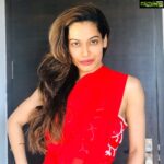 Payal Rohatgi Instagram - आज हम बात करते हैं कि कैसे हिन्दु को जगाना मूर्खता का काम हैं क्यूँकि कुछ बेरोज़गार hindu wannabe मुझे target कर रहे हैं क्यूँकि में हिन्दुओ के सामने सच्चाई रखने का प्रयास कर रही हूँ। Swara का एक debate देखा जहाँ वो भारतीय मुस्लिम पत्रकार Rubina के सवालों का जवाब नहीं दे पायी कि NPR का draft अभी तक officially नहीं निकला है तो यह liberals उसका आंदोलन कैसे कर रहे हैं ??? CAA का भारत के नागरिक से लेना देना नहीं और NPR तो हर देश में होता है तो क्या बड़ी बात है अगर भारत में लागू भी हो जाए? परंतु अब यह liberals कि दूसरा ड्रामा है #Jafrabad Metro station बंध करना जो यह लोग दूसरा #ShaheenBaug बनाने का प्रयास कर रहे हैं। यह देख कर तो पता चलना चाहिए की मुस्लिम की भारत में जनसंख्या क्या है ? Waris Pathan बोलता है १५ क्रोर, Owaisi बोलता है २० क्रोर, और Sharjeel Imam बोलता है ३० क्रोर ????? NPR के तहत पता तो चले सच क्या है क्यूँकि यह swara जैसे लोग जो पहले detention centre जो १९५५ में स्थापित किया गया था उसके बारे में नहीं जानते वो अब बैठके मोदी सरकार पर detention centre का आरोप लगा रही है 😉 ज़हर है मोदी जी के ख़िलाफ़ मगर उस ज़हर के बदले आप मासूम भारत के मसलीमस के ख़िलाफ़ साज़िश कर रही है🙏 #payalrohatgi