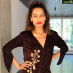 Payal Rohatgi Instagram - #QutubMinar एक वाहियात इमारत है । यह बनाई गयी हिन्दू और जैन मंदिरो को तोड़कर और यह सच छुपाया गया ७० साल से भारत के अंदर secularism के नक़ाब के पीछे। मैं खुद क़ुतुब मीनार देखने गयी हूँ और मैंने अपनी आँखो से वहाँ मूर्तियाँ देखी सनातन धर्म के मंदिरो के अंदर हम जो देखते हैं। वहाँ पर गौमाता की मूर्ति, महिलाओं की मूर्ति, साधु की meditation की मूर्ति, घंटी की छवि और बहुत सारी carvings देखी जो सिर्फ़ मंदिरो में दिखती है ना की इस्लाम के कोई इमारत में। मगर भारत के लोगों को आज़ादी या नी Transfer of Power जो १४ august १९५७ को मिला उसके बाद भारत के पहले education minister Maulana Abdul Kalam ने भारत के इतिहास को ग़लत तरीक़े से रचा, ग़लत कहानियाँ द्वारा। उसने जो कुछ किताबों में पढ़ाया उससे भारतीय नौजवान अपने भारतीय होने पर शर्मिंदगी महसूस करता और अपने आक्रमणिओं जी जय जय कार करता। आज भी पाठशाला में Aurangzeb को महान बताया जाता है जिसने खुद के बाप को मार डाला था। Transfer of Power, Lord Mountbatten के किया और एक तरफ़ दि सत्ता नेहरु को और दूसरी तरफ़ दी सत्ता Jinnah को। Jinnah जिसने २६००० हिंदुओं का नरसंहार करके इस्लामिक देश की माँग पूरी करवाई 😡 उसे seculars Islamist आतंकवाद नहीं कहते परंतु Gandhi के हत्यारे को हिंदू आतंकवादी ज़रूर कहते है🙏 यह seculars 9/11, 26/11, कश्मीरी पंडितो का नरसंहार, पुलवामा यह सब के पीछे की सोच को कुछ नहीं कहते परंतु गांधी, जो भारतीय सेना को world war २ में भजने के समर्थन में था उसके खूनी को हिंदू आतंकवादी ज़रूर कहते हैं। Secularism में Gazwa-e-Hind, अपना धर्म पालने का अधिकार है और भारतीय संस्कृति पालना पिछड़ी सोच है। यह दोगलेपन की निशानी है Qutub Minar जो एक इतिहासिक इमारत ज़रूर है परंतु वाहियात इमारत है जो हिंदू/जैन मंदिरो को तोड़कर बनाई गयी है 🙏 #payalrohatgi