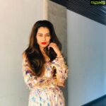 Payal Rohatgi Instagram - क्या #Shikara फ़िल्म boycott करनी चाहिए ? Social Media पर जो हिम देख रहे हैं की एक कश्मीरी पंडित refugee ने फ़िल्म देखने के बाद अपना आक्रोश जताया कि कैसे #Shikara फ़िल्म पंडितो के दर्द को सही तरीक़े से नहीं दिखती थी तब वरिष्ठ निर्देशक Vidhu Vinod Chopra ने उनका मज़ाक़ उड़ाया जो ग़लत था। लोगों को कहा की “ सब Taaliya Bajao क्यूँकि कितना अच्छा performance था 😡” यह ग़लत था कहना Vidhu Vinod Chopra का क्यूँकि आप एक पीड़ित की भावनाओं का मज़ाक़ उड़ा रहे हो। आपने फ़िल्म बनाई commercial तौर से पैसे कमाने के लिए परंतु क्यूँ Kashmiri पंडितो के massacre की dilute किया ??? क्या हक़ बनता है आपका ?? Art is not above humanity 🙏 कोई भी अभिनेतता/निर्देशक धर्म के आधार पर हुए नरसंहार को दो दोस्तों के बीच की लड़ाई कहकर नहीं रफ़ा दफ़ा कर सकता।कोई भी दोस्त अपने दूसरे धर्म के दोस्त की बीवी का बलात्कार नहीं करता और दोस्त की मार नहीं डालता। एक genocide को छुपाना love story के पीछे यह कहकर की मुस्लिम अभिनेता के हिन्दु पंडितो का किरदार निभाया है secularism की गंदी बू फेंकता है। साथ में जो यह फ़िल्म का writer है Rahul Pandita वो एक समय पर Aamir Khan के शब्दों के साथ सहमति रखता था जब उसने कहा था की भारत में रहना मुश्किल हो गया है। साथ में #SabaNaqvi जैसे Islamist कश्मीरी पंडितो के घर वापसी जो hinduistion project कहती है 😡 वाहितात औरत एक क़ौम की ख़त्म कर दिया तेरे भईओं ने १९९० में और अब जब उनको उनका हक़ मिल रहा है तो तूने अपना गंदा भादा चेहरा दिखा दिया।अब यह देश हिन्दु राष्ट्र बन के रहेगा 🙏 #payalrohatgi