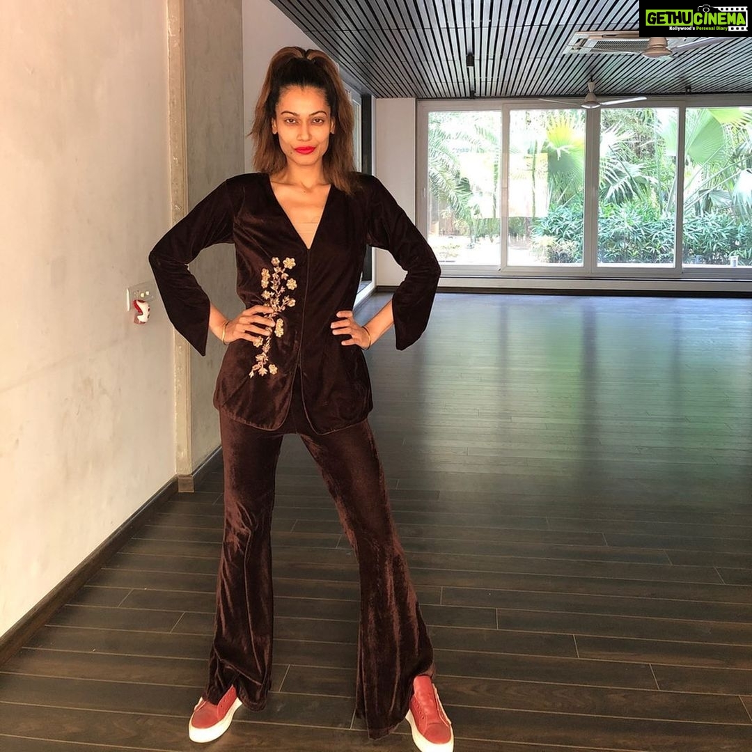 Payal Rohatgi Instagram - Swara कोई Indore की rally में speech दे रही थी कि Nagpur के चड्डी वाले लोग decide नहीं कर सकते की हिंदुस्तान किसका है 🤪🤪 यह औरत भी Kunal Kamra की तरह mentally unstable हो गयी है 🤣 RSS कोई political party नहीं और centre में भाजपा सरकार है जिसके नेता और हमारे देश के प्रधानमंत्री मोदी जी Gandhi जी का भी उतना सम्मान करते हैं जितना Liberals करते है 🤪 फिर Swara भारत के मुसलमानो को बोल रही है कि काग़ज़ नहीं दिखाना जो अगर यह करते हैं तो यकीनन detention camp में डाल दिए जाएगे। जो लोग Supreme Court में भगवान राम के होने का सबूत माँगते हैं वो खुद अपने काग़ज़ नहीं दिखाना चाहते🤔 अजीब हैं यह liberals 🤣🤣 यह औरत तो खुद तो डूबेगी साथ में सब भारतीय मुस्लिम को डुबाएगी क्यूँकि वो उनको भड़का रही है सरकार के ख़िलाफ़। यह वो ही सरकार है जिसने ५ क्रोर madarasa क़ो schlorship दी सरकार बनाते समय क्यूँकि वो भारत के मुस्लिम बच्चों को सही शिक्षा देना चाहते थे। परंतु यह donkey ने अब अपना राजनीतिक career चालू करने के चक्कर में CAA पे इतनी जानकारी होने के बावजूद लोगों को भड़काना बंद नहीं किया। सही माईने में यह सस्ता नशा कर रही है और बावली हो गयी है 🤣 #payalrohatgi