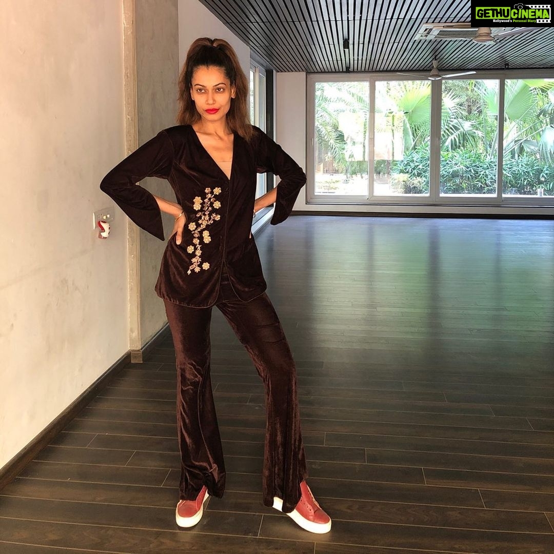 Payal Rohatgi Instagram - Swara कोई Indore की rally में speech दे रही थी कि Nagpur के चड्डी वाले लोग decide नहीं कर सकते की हिंदुस्तान किसका है 🤪🤪 यह औरत भी Kunal Kamra की तरह mentally unstable हो गयी है 🤣 RSS कोई political party नहीं और centre में भाजपा सरकार है जिसके नेता और हमारे देश के प्रधानमंत्री मोदी जी Gandhi जी का भी उतना सम्मान करते हैं जितना Liberals करते है 🤪 फिर Swara भारत के मुसलमानो को बोल रही है कि काग़ज़ नहीं दिखाना जो अगर यह करते हैं तो यकीनन detention camp में डाल दिए जाएगे। जो लोग Supreme Court में भगवान राम के होने का सबूत माँगते हैं वो खुद अपने काग़ज़ नहीं दिखाना चाहते🤔 अजीब हैं यह liberals 🤣🤣 यह औरत तो खुद तो डूबेगी साथ में सब भारतीय मुस्लिम को डुबाएगी क्यूँकि वो उनको भड़का रही है सरकार के ख़िलाफ़। यह वो ही सरकार है जिसने ५ क्रोर madarasa क़ो schlorship दी सरकार बनाते समय क्यूँकि वो भारत के मुस्लिम बच्चों को सही शिक्षा देना चाहते थे। परंतु यह donkey ने अब अपना राजनीतिक career चालू करने के चक्कर में CAA पे इतनी जानकारी होने के बावजूद लोगों को भड़काना बंद नहीं किया। सही माईने में यह सस्ता नशा कर रही है और बावली हो गयी है 🤣 #payalrohatgi