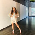 Payal Rohatgi Instagram - #JamiaShooting करके trend देखा होगा आप लोगों ने Social Media और News Channels पर यह एक झूट है क्यूँकि जो #RambhaktGopal वाली घटना थी वो एक movie script की तरह लग रही थी।और उसके बाद एक या दो जो घटना का वर्णन यह liberals कर रहे हैं वहाँ किसी को चोट भी नहीं आयी।परंतु Barkha Dutt जैसी बेहूदा पत्रकार उसे मुस्लिम छात्र पर वार ऐसा करकर फ़ेला रहे हैं। सही माईने में तो अगर कोई मर रहा है तो वो हिंदू और हिंदू नेता।कुछ महीने पहले हमने देखा कि कैसे #KamleshTiwari की हत्या करी कुछ Islamist लोगों ने वैसे अब Ranjeet Bachchan करके नेता जो UP में Vishwa Hindu MahaSabha के थे उन्हें मार दिया गया। कुछ महीने पहले Gaurakshak Gopal की मृत्यु हुई और फिर Bandu Prakash Pal और उनकी गर्भवती बीवी और बच्चे को मार दिया गया।यह सब हिंदुओं के साथ हिंदुस्तान में हो रहा है।इन असली घटनाओं पर आवाज़ उठाने की बजाए liberals झूठी Jamia और Shaheen baug की कहानियाँ बेच रहे हैं। शर्म आनी चाहिए इन सब media वालों को और Tukde Tukde Gang वालों को 🙏 #payalrohatgi @ashimasharma_official
