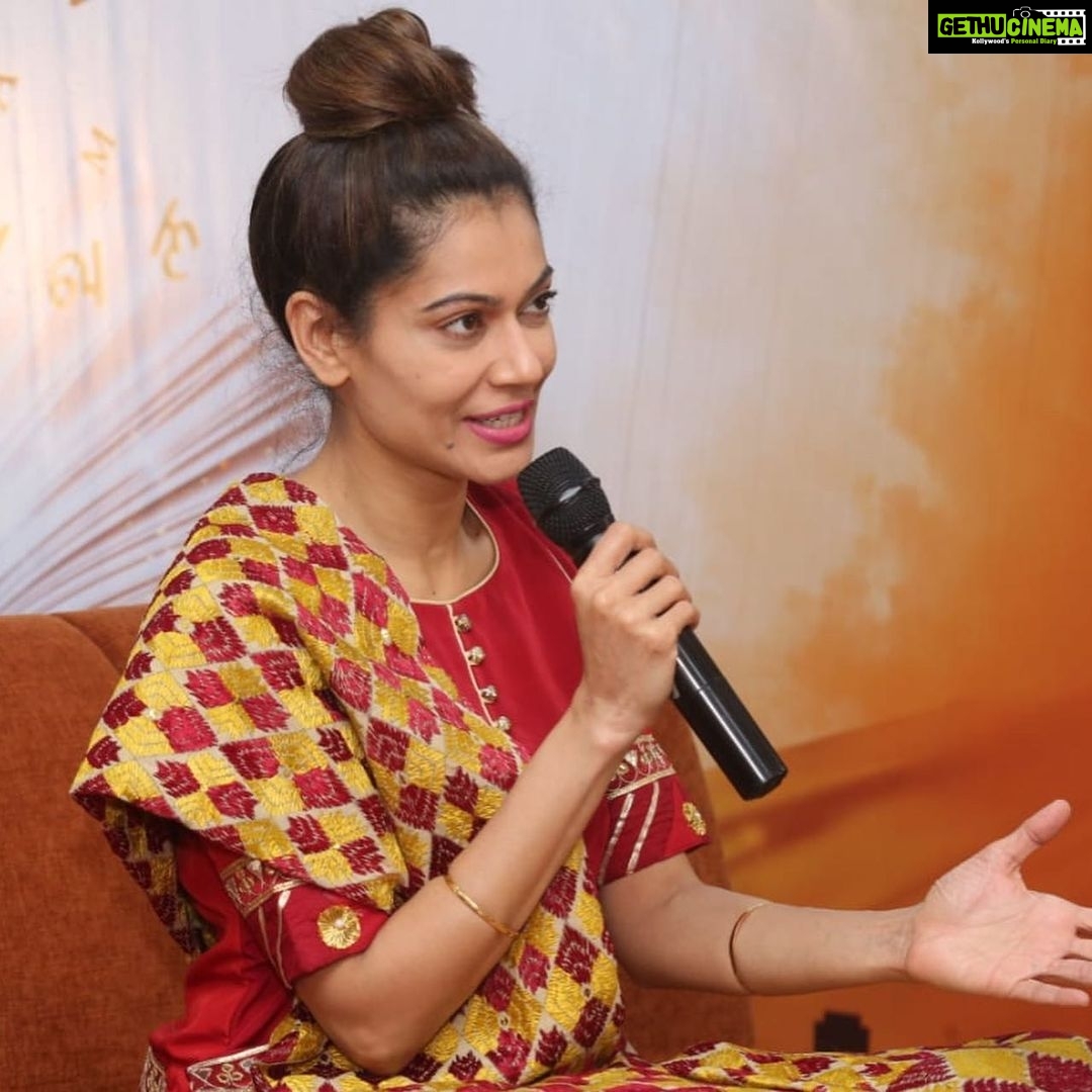 Payal Rohatgi Instagram - आज हम बात करने वाले हैं कि सब से पहले Article 14, Article 15, Article 21 किसी का भी भंग नहीं होने वाला है #CAA क़ानून द्वारा क्यूँकि यह क़ानून भारतीय नागरिक पर लागू नहीं है। यह basic common sense वाली बात है। रही बात की क्यूँ यह Pooja Bhatt, Naseeruddin Shah, कोई #BhimArmy का नेता, Supriya Sule जैसे लोग यह क़ानून के ख़िलाफ़ आवाज़ उठा रहे हैं ? वो इसलिए क्यूँकि इनको अपनी राजनीतिक रोटियाँ सेकनी है🙏 Supriya Sule कहती है भारतीय मुस्लिम औरतों से कि #TripleTalaqBill ग़लत था 🙄 यह #ShaheenBaug की औरतों को आगे रखकर woman empowerment का ज्ञान दे रही थी #SharadPawar की बेटी 😉 George Soros जैसे आर्थिक आतंकवादी दुनिया को कहते हैं की Modi जी भारत को हिंदू देश बनाना चाहते हैं तो मैं इस बेवक़ूफ़ आदमी को कहना चाहती हूँ की भारत या नी हिन्दुस्तान हर वक्त हिंदू देश ही था। इसलिए सभी धर्म के लोगों की जनसंख्या इतनी बढ़ती है 🤣 भारत अगर आगे जाके हिंदू देश घोषित होता है तो अच्छा ही है क्यूँकि इस्लामिक देशों में Sharia क़ानून होता है और जहां भी मुस्लिम जनसंख्या ६० % से ऊपर होती है वहाँ sharia क़ानून लगा दिया जाता है।sharia क़ानून में non-Muslims को मार डालते हैं या तो उन्हें tax भरना पड़ता है। सच्चाई से भागना ग़लत है। #ShaheenBaug protest उस क़ानून पर हैं जिसका भारत के कोई नागरिक से कुछ लेना देना नहीं। और भारत हिंदू देश है इसलिए minorities सुरक्षित हैं वरना sharia law में वो होता जो सारे Islamic देशों में होता है 🙏