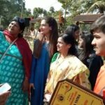 Payal Rohatgi Instagram – Bharat हिंदुओं का देश है यह RSS के सरसंचालक मोहन भागवत जी ने कहा एक event में जो सच है।उन्होंने कहा यह भूमि पर सबके पूर्वज हिंदू ही थे। यह सत्य है।सबकी मातृभूमि भारत है। उन्होंने Israel का उदाहरण दिया की कैसे उन्हें उनकी मातृभूमि से दूर करने का प्रयास किया जा रहा था परंतु Israeli लोगों को वह प्रस्ताव स्वीकार नहीं था क्यूँकि वह भी अपने आप को भारत की मिट्टी से निकले हुए मानते है।RSS भारत के सविधान को मानता है और यह हम इतना स्पष्ट तरीक़े से कह रहे हैं क्यूँकि कुछ दिनो से खबर आ रही है कि कैसे RSS भारत के सविधान को बदलेगा जो FAKE खबर है। पारसी लोगों का अवेस्था ग्रंथ है वेदकलिन समय से जहां भारत को #हिंदूकल पुकारा जाता है। यह हिंदू भूमि होने के कारण पुण्य भूमि है।गांधी जी भी कहते थे हिंदुत्व या नि सत्य की खोज।हमारे ऋषि मुनियोने लोक कल्याण की कामना से जो तप किया, परिश्रम किया मेहनत की उनके तप के कारण यह राष्ट्र उत्पन्न हुआ।
आज़ादी मिलने के बाद ‘सत्यमेव जयते’ देश का घोष वाक्य बना।हमारे तिरंगे में जो चक्र है वो धर्म का चक्र है। भारत हिंदू राष्ट्र है।वह हमारे ज्ञान का नाम है, हमारे ज्ञान की साधना का नाम है, सत्य का नाम है। #payalrohatgi @raysofsunjaipur