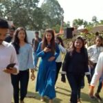 Payal Rohatgi Instagram - Bharat हिंदुओं का देश है यह RSS के सरसंचालक मोहन भागवत जी ने कहा एक event में जो सच है।उन्होंने कहा यह भूमि पर सबके पूर्वज हिंदू ही थे। यह सत्य है।सबकी मातृभूमि भारत है। उन्होंने Israel का उदाहरण दिया की कैसे उन्हें उनकी मातृभूमि से दूर करने का प्रयास किया जा रहा था परंतु Israeli लोगों को वह प्रस्ताव स्वीकार नहीं था क्यूँकि वह भी अपने आप को भारत की मिट्टी से निकले हुए मानते है।RSS भारत के सविधान को मानता है और यह हम इतना स्पष्ट तरीक़े से कह रहे हैं क्यूँकि कुछ दिनो से खबर आ रही है कि कैसे RSS भारत के सविधान को बदलेगा जो FAKE खबर है। पारसी लोगों का अवेस्था ग्रंथ है वेदकलिन समय से जहां भारत को #हिंदूकल पुकारा जाता है। यह हिंदू भूमि होने के कारण पुण्य भूमि है।गांधी जी भी कहते थे हिंदुत्व या नि सत्य की खोज।हमारे ऋषि मुनियोने लोक कल्याण की कामना से जो तप किया, परिश्रम किया मेहनत की उनके तप के कारण यह राष्ट्र उत्पन्न हुआ। आज़ादी मिलने के बाद ‘सत्यमेव जयते’ देश का घोष वाक्य बना।हमारे तिरंगे में जो चक्र है वो धर्म का चक्र है। भारत हिंदू राष्ट्र है।वह हमारे ज्ञान का नाम है, हमारे ज्ञान की साधना का नाम है, सत्य का नाम है। #payalrohatgi @raysofsunjaipur