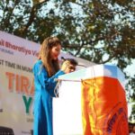 Payal Rohatgi Instagram – Bharat हिंदुओं का देश है यह RSS के सरसंचालक मोहन भागवत जी ने कहा एक event में जो सच है।उन्होंने कहा यह भूमि पर सबके पूर्वज हिंदू ही थे। यह सत्य है।सबकी मातृभूमि भारत है। उन्होंने Israel का उदाहरण दिया की कैसे उन्हें उनकी मातृभूमि से दूर करने का प्रयास किया जा रहा था परंतु Israeli लोगों को वह प्रस्ताव स्वीकार नहीं था क्यूँकि वह भी अपने आप को भारत की मिट्टी से निकले हुए मानते है।RSS भारत के सविधान को मानता है और यह हम इतना स्पष्ट तरीक़े से कह रहे हैं क्यूँकि कुछ दिनो से खबर आ रही है कि कैसे RSS भारत के सविधान को बदलेगा जो FAKE खबर है। पारसी लोगों का अवेस्था ग्रंथ है वेदकलिन समय से जहां भारत को #हिंदूकल पुकारा जाता है। यह हिंदू भूमि होने के कारण पुण्य भूमि है।गांधी जी भी कहते थे हिंदुत्व या नि सत्य की खोज।हमारे ऋषि मुनियोने लोक कल्याण की कामना से जो तप किया, परिश्रम किया मेहनत की उनके तप के कारण यह राष्ट्र उत्पन्न हुआ।
आज़ादी मिलने के बाद ‘सत्यमेव जयते’ देश का घोष वाक्य बना।हमारे तिरंगे में जो चक्र है वो धर्म का चक्र है। भारत हिंदू राष्ट्र है।वह हमारे ज्ञान का नाम है, हमारे ज्ञान की साधना का नाम है, सत्य का नाम है। #payalrohatgi @raysofsunjaipur