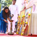 Payal Rohatgi Instagram - Bharat हिंदुओं का देश है यह RSS के सरसंचालक मोहन भागवत जी ने कहा एक event में जो सच है।उन्होंने कहा यह भूमि पर सबके पूर्वज हिंदू ही थे। यह सत्य है।सबकी मातृभूमि भारत है। उन्होंने Israel का उदाहरण दिया की कैसे उन्हें उनकी मातृभूमि से दूर करने का प्रयास किया जा रहा था परंतु Israeli लोगों को वह प्रस्ताव स्वीकार नहीं था क्यूँकि वह भी अपने आप को भारत की मिट्टी से निकले हुए मानते है।RSS भारत के सविधान को मानता है और यह हम इतना स्पष्ट तरीक़े से कह रहे हैं क्यूँकि कुछ दिनो से खबर आ रही है कि कैसे RSS भारत के सविधान को बदलेगा जो FAKE खबर है। पारसी लोगों का अवेस्था ग्रंथ है वेदकलिन समय से जहां भारत को #हिंदूकल पुकारा जाता है। यह हिंदू भूमि होने के कारण पुण्य भूमि है।गांधी जी भी कहते थे हिंदुत्व या नि सत्य की खोज।हमारे ऋषि मुनियोने लोक कल्याण की कामना से जो तप किया, परिश्रम किया मेहनत की उनके तप के कारण यह राष्ट्र उत्पन्न हुआ। आज़ादी मिलने के बाद ‘सत्यमेव जयते’ देश का घोष वाक्य बना।हमारे तिरंगे में जो चक्र है वो धर्म का चक्र है। भारत हिंदू राष्ट्र है।वह हमारे ज्ञान का नाम है, हमारे ज्ञान की साधना का नाम है, सत्य का नाम है। #payalrohatgi @raysofsunjaipur