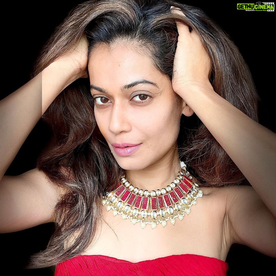 Payal Rohatgi Instagram - A valid mediclaim of a surgery in June 2021 doesn’t get reimbursed till Nov 2021 from HDFC ERGO when they talk about settling claims in 7 days as their marketing strategy. (Got emails as PROOF to support this) Any idea how many FAKE corona claims these insurance companies must have settled in 7 days via AGENTS/HOSPITALS directly ?? Because in Corona, Mediclaim companies were MISUSED I believe and there was a lot of corruption in terms of BOGUS CLAIMS and BOGUS RT-PCR reports. There was a racket I believe 🙏 I can be wrong in my belief but I feel corruption happened in Corona claims too 🙏 #payalrohatgi