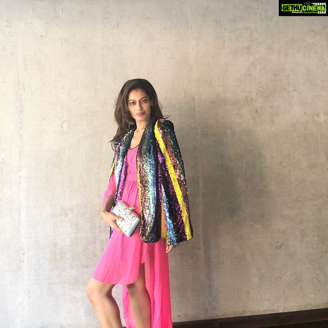 Payal Rohatgi Instagram - Sanjay Raut ShivSena से हैं और उन्होंने एक बयान दिया कि कैसे Indira Gandhi जी के सम्बंध थे underworld के करीम लाला के साथ और कैसे Dawood Ibrahim मुंबई का police commissioner कौन होगा वो फ़ैसला लेती थी 🤔 अब यह सुनकर कांग्रिस को Sanjay Raut के ऊपर FIR दर्ज करनी चाहिए थी परंतु उनको उनकी सुनी अनसुनी माफ़ी पर माफ़ कर दिया कांग्रिस वालों ने 😂 अब यह देखकर मुझे तो बहुत आश्चर्य हुआ क्यूँकि यही कांग्रिस ने मुझे ३० घंटो के लिए जेल भिजवाया Motilal Nehru के video के लिए 🙏 Shashi Tharoor वो protest में जाते हैं जहां fascism विचारधारा को promote किया जाता है जो सिर्फ़ अल्लाह को मानती है ना कि कोई दूसरे भगवान को। यह ग़लत है क्यूँकि CAA की आड़ में fascism की विचारधारा को बढ़ावा दिया जा रहा है। कांग्रिस हर वक्त यह कहती है की भाजपा मुस्लिम के ख़िलाफ़ है परंतु भाजपा ने तो पाकिस्तान से भी भारतीय मुस्लिम जैसे Hamid Ansari और Uzma को मदद की है। BJP मुस्लिम के ख़िलाफ़ नहीं परंतु कांग्रिस ज़रूर हिंदुओं के ख़िलाफ़ है 🙏 #payalrohatgi