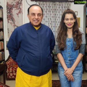 Payal Rohatgi Instagram - Ram Ram ji 🙏 When I meet someone who inspires me 🙏 #FanGirl moment. #subramaniamswamy #payalrohatgi
