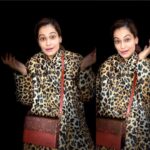 Payal Rohatgi Instagram - एक प्रथा है जो मैंने देखी है ज़्यादातर Gujarat में Maharashtra की तुलना में और ये प्रथा ये है कि जब भी आप कोई public जगहों पर जाते हैं जो मंदिर नहीं है परन्तु कोई डॉक्टर कि clinic है या कोई और दूसरी जगह है तो आपको अपने जूते निकालने के लिए कहा जाता है। ये बात मुझे थोड़ी अजीब लगती है क्योंकि कुछ लोगों के पैर में चोट हो सकती है, कुछ लोगों का skin sensitive हो सकता है जो जूते इसलिए पहनता है क्योंकि socks में वो cream लगा सकते हैं जो उनके पैर को कटने से बचाए। एक ओर बात मैंने देखी है कि जहाँ पर जूते निकालने के लिए लोगों को कहा जाता है वहाँ पर सफ़ाई ज़्यादातर बहुत कम होती है इसलिए ये सोच को मद्देनज़र रखते मैंने अपनी यह सोच रखी। अगर आप लोगों को shoes निकालने ने लिए कहते हैं तो जगह तो साफ़ रखिए। #payalrohatgi