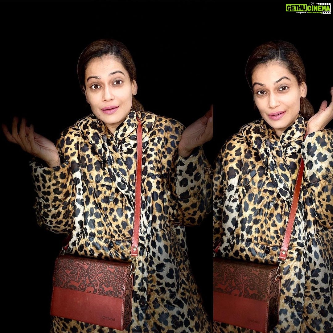 Payal Rohatgi Instagram - एक प्रथा है जो मैंने देखी है ज़्यादातर Gujarat में Maharashtra की तुलना में और ये प्रथा ये है कि जब भी आप कोई public जगहों पर जाते हैं जो मंदिर नहीं है परन्तु कोई डॉक्टर कि clinic है या कोई और दूसरी जगह है तो आपको अपने जूते निकालने के लिए कहा जाता है। ये बात मुझे थोड़ी अजीब लगती है क्योंकि कुछ लोगों के पैर में चोट हो सकती है, कुछ लोगों का skin sensitive हो सकता है जो जूते इसलिए पहनता है क्योंकि socks में वो cream लगा सकते हैं जो उनके पैर को कटने से बचाए। एक ओर बात मैंने देखी है कि जहाँ पर जूते निकालने के लिए लोगों को कहा जाता है वहाँ पर सफ़ाई ज़्यादातर बहुत कम होती है इसलिए ये सोच को मद्देनज़र रखते मैंने अपनी यह सोच रखी। अगर आप लोगों को shoes निकालने ने लिए कहते हैं तो जगह तो साफ़ रखिए। #payalrohatgi