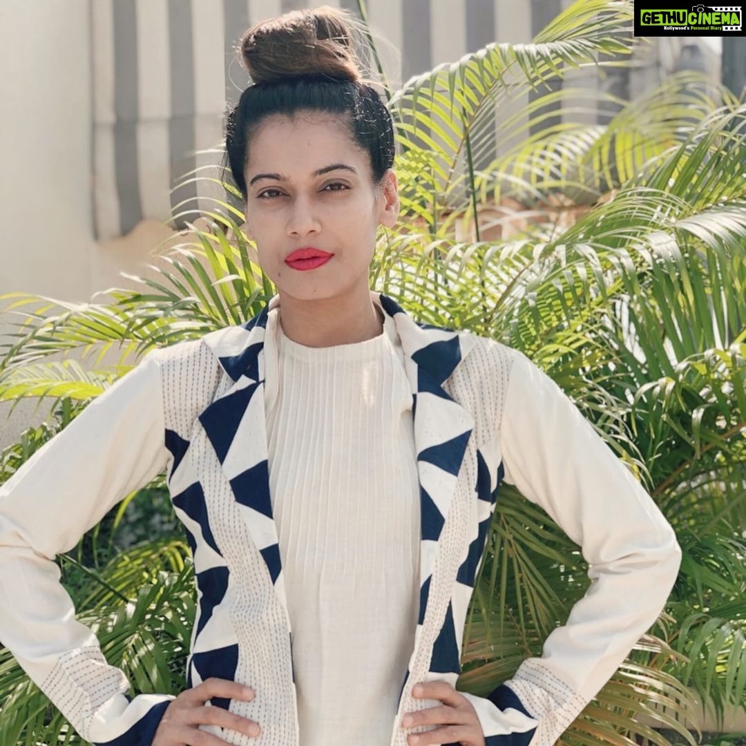 Payal Rohatgi Instagram - NPR और NRC को tax बोलने वाला इंसान कांग्रिस party का president राहुल गांधी है🤣 यह है उसकी मानसिक सोच। यह NRC की demonetisation से compare करता है जिसकी वजह से ग़रीब की तकलीफ़ होगी 🤔 इसे बेवक़ूफ़ आदमी को liberals support करते हैं। NRC के बारे में बहुत सारे myth है जिन्हें liberals और कांग्रिस वाले market में फ़ेलाकर लोगों की गुमराह कर रहे हैं। NRC भारत के ग़रीब मसलीमस के ख़िलाफ़ नहीं है। सभी भारतीय नागरिक को अपने documents दिखाने होंगे NRC में शामिल होने के लिए।और अगर ग़रीब भारतीय मुस्लिम अपने काग़ज़ नहीं दिखा पाएगा तो उसे भारत से निकालने के पहले authorities की साबित करना पड़ेगा की वो illegal immigrant है। हिंदुओ के लिए कोई special क़ानून नहीं क्यूँकि सबको अपने documents दिखाने होंगे। साथ में जो मसलीमस NRC में entry नहीं ले पाते उनके लिए यह video मैं बहुत सारे क़ानून है जिससे वो भारतीय नागरिकता पा सकते हैं। NPR - National Population Register का निर्माण कांग्रिस ने किया था और हर देश में उनका एक population का register होता है। मगर भारत के अंदर कुछ भी सही करने के लिए ग़रीब लोगों द्वारा आतंक करवाने की साज़िश करवाई जाती है राजनीतिक नेताओ द्वारा। @raysofsunjaipur