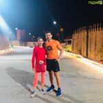 Payal Rohatgi Instagram - अंग्रेज़ी में चाचा, मामा, ताऊ, मौसा, फूफा सब को सिर्फ़ uncle कहकर पुकारा जाता है और काकी, ताई, मौसी सब aunty कहकर पुकारी जाती है। अब आप मुझे बताइए के मौसा और फूफा में फ़र्क़ होता है कि नहीं 🤔 दुनिया की वो भाषा जिसमें रिश्तों को कहने के लिए शब्द नहीं हो वो सबसे रद्दी भाषा है। हमारे यहाँ जितने भी भारतीय भाषाऐ हैं इन सब में रिश्तों को केहेलाने के लिए शब्द है। ना की अंग्रेज़ी की तरह जहां in-laws का मतलब यह नहीं की वो लड़की वाले हैं कि लड़के वाले 😉 या तो सब सिर्फ़ uncle है या तो aunty । अगर मूल रूप से देखा जाए तो अंग्रेज़ी भाषा में शब्दों की बहुत कमी है, मात्र २६०० शब्द मूल हैं। बाक़ी French, Latin, German, Italian इन सब भाषाओं से उधार लिए हैं शब्द अंग्रेज़ी ने और कुल १२००० शब्द हैं। अब बात करते हैं कि गुजराती भाषा में ४०००० से ज़्यादा शब्द हैं। और मराठी भाषा में अड़तालिस हज़ार शब्द है। और हिंदी में इस समय बहत्तर हज़ार शब्द हैं। Sanskrit में कुल मिलाके डेड लाख शब्द है। और Sanskrit से एक सीढ़ी ऊपर प्राकत में ढाई से तीन लाख शब्द है। दुनिया की सब से rich भासा हमारी है परंतु हम बेवक़ूफ़ों को पता ही नहीं।जो आदमी अपनी भाषा बदल सकता है वो किसी दिन अपनी माँ भी बदल सकता है।