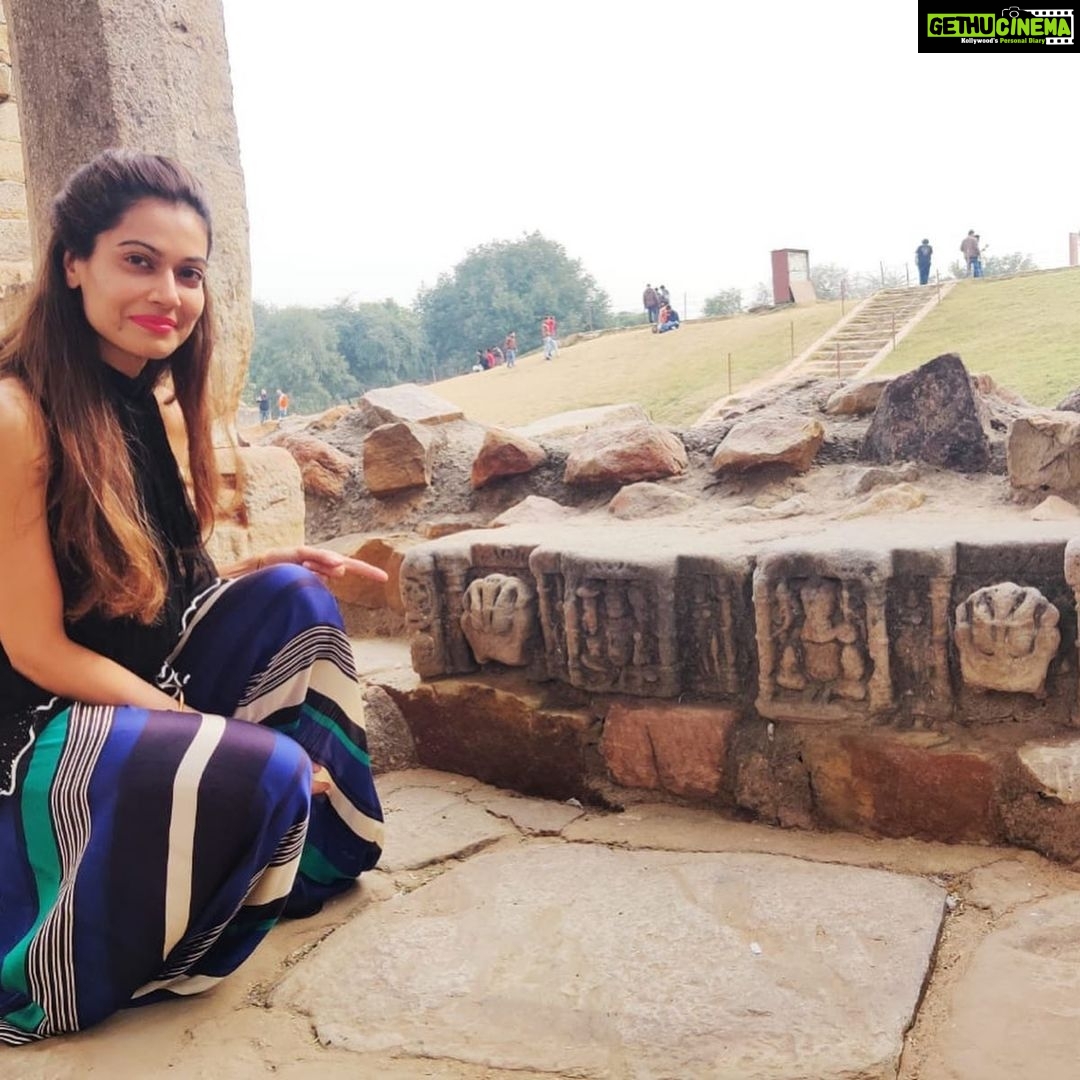Payal Rohatgi Instagram - Guess where Am I ??? In a Mandir ЁЯдФ рддрд╕реНрд╡реАрд░ #рдХрд╝реБрддреБрдмрдореАрдирд╛рд░ рдХреЗ рдЕрдВрджрд░ рд╕реЗ ЁЯзР рд╣реЗ рд░рд╛рдо рдпрд╣рд╛рдБ рдкрд░ рдХрднреА рдХреЛрдИ рдордВрджрд┐рд░ рд╢рд╛рдпрдж рдерд╛ ЁЯЩП #PayalRohatgi #SanatanDharm @studybyjanak