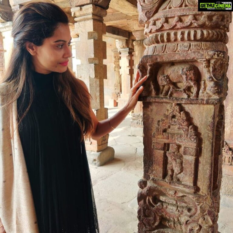 Payal Rohatgi Instagram - Guess where Am I ??? In a Mandir 🤔 तस्वीर #क़ुतुबमीनार के अंदर से 🧐 हे राम यहाँ पर कभी कोई मंदिर शायद था 🙏 #PayalRohatgi #SanatanDharm @studybyjanak