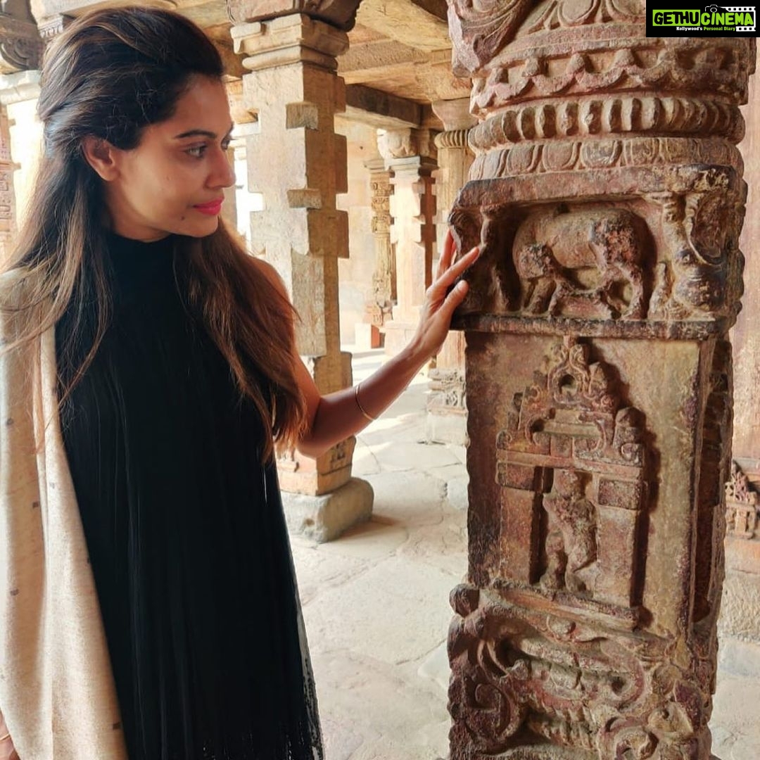 Payal Rohatgi Instagram - Guess where Am I ??? In a Mandir ЁЯдФ рддрд╕реНрд╡реАрд░ #рдХрд╝реБрддреБрдмрдореАрдирд╛рд░ рдХреЗ рдЕрдВрджрд░ рд╕реЗ ЁЯзР рд╣реЗ рд░рд╛рдо рдпрд╣рд╛рдБ рдкрд░ рдХрднреА рдХреЛрдИ рдордВрджрд┐рд░ рд╢рд╛рдпрдж рдерд╛ ЁЯЩП #PayalRohatgi #SanatanDharm @studybyjanak