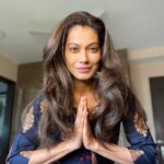 Payal Rohatgi Instagram - कभी कबार अगर आप देश का, पड़ोसियों का, society का अच्छा करना चाहो तो वो अच्छा करने की सोच आप पर उल्टी पड़ती है इसलिए Modi जी ने जो किया वो सही किया, ३ कृषि क़ानून को वापस लेने का फ़ैसला media में announce कर दिया जिससे किसानों को जो बहकाने की प्रतिक्रिया करी जा रही थी एक साल से देश के अंदर, तनाव पैदा करने का प्रयास किया जा रहा था एक साल से, khalistan की सोच का प्रचार किया जा रहा था वो सारा कुछ बंद हो जाएगा। किसानों के फ़ायदे के लिए कृषि क़ानून लाए गए थे ऐसा प्रधानमंत्री जी ने कहा और ये कृषि क़ानून को congress ने भी अपने नेतृत्व में प्रचार करवाया था जब उनकी सरकार थी और आज इस क़ानून का विरोध करना है क्योंकि BJP की Sarkar ने ये क़ानून parliament में पास करवाया ये ग़लत है क्योंकि यहाँ पर आप किसानों का नुक़सान कर रहे है वो छोटे किसान जो इस क़ानून के अमल होने से अपने जीवन में फ़ायदा उठा सकते थे।आपने अपनी राजनीति के कारण किसानों का बुरा किया, उन्हें बहका कर कि ये क़ानून उनके फ़ायदे के लिए नहीं थे। कुछ लोग ठोकर खाकर समझते हैं और किसानों के नसीब में ठोकर खाना ही शायद लिखा है इसलिए वो इस क़ानून का विरोध कर रहे थे। #payalrohatgi