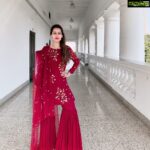 Payal Rohatgi Instagram – कांग्रिस के बहुत सारे नेता समझते हैं की मैं personal comments करती हूँ। मगर आज वो लोग कहाँ ग़ायब हों गए क्यूँकि आज कांग्रिस ने कोई booklet publish करी हैं जहां उन्होंने Veer Sawarkar की homosexual बता कर एक personal comment किया है उनकी निजी ज़िंदगी पर और यह भी कहा है कि उनका शाररिंक सम्बंध था Nathuram Godse जी के साथ। 
यह आरोप उन्होंने लगाया है एक किताब के आधार पर जिसका नाम है #FreedomAtMidnight। परंतु यह किताब के लेखक भी यह बात को court में साबित नहीं कर पाए परंतु यह आधार पर कांग्रिस ने यह booklet release किया। उनका मक़सद सिर्फ़ Veer Sawarkar जैसे महान क्रांतिकारी का अपमान करना था जो बहुत ज़्यादा शर्मनाक है। Uddhav Thackeray जी ने हर वक़्त कहा है कि वो Veer Sawarkar का सम्मान करते हैं परंतु अब क्या बोलेंगे यह सोचने वाली बात है क्यूँकि अब उनके partner कांग्रिस ने यह booklet release कर सिर्फ़ Sawarkar जी का अपमान करणे की मानसिकता से। क्या शिवसेना कोई complaint करेगा कांग्रिस के यह नेताओ के ख़िलाफ़ जो यह booklet छापने के पीछे हैं ? या Payal Rohatgi की करना होगा ? @studybyjanak