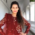 Payal Rohatgi Instagram - आज हम बात करते हैं वरिष्ठ फ़िल्म निर्माता Gulzar Saab के बारे में। अब उनकी उम्र बहुत ज़्यादा हो गयी है और शायद इसलिए वो कम काम करते हैं। जब उनको कोई event में बुलाया जाता जाता है तब वो Modi जी की बुराई करके अपने आप को news में लाते हैं। हाल में कोई event में उन्होंने कहा की वो लोगों को #Mitro करके नहीं पुकारेंगे क्यूँकि वो हमारे प्रधानमंत्री का मज़ाक़ उड़ा रहे थे। वो कहते हैं कि उन्हें डर लगता है क्यूँकि दिल्ली में जो लोग हैं वो कोई भी क़ानून लागू कर सकते हैं 🧐 क्या Gulzar Saab को इतना भी information नहीं की #CAA bill पास हुआ लोकतंत्र तरीक़े से Loksabha और RajyaSabha में ? इतने बेवक़ूफ़ कैसे हो सकते हैं ? CAA Nehru-Liyaqat pact का सरल क़ानून है। मुझे तो Gulzar जी frustrated नज़र आ रहे हैं क्यूँकि २०१३ से उन्हें कोई award नहीं मिला तो award wapasi का ड्रामा नहीं कर सकते इसलिए इस तरह news में आना चाहते हैं🙏 शायद वो intellectual आतंकवाद के प्रचारक हैं 🙏 #payalrohatgi @studybyjanak @vandymehra