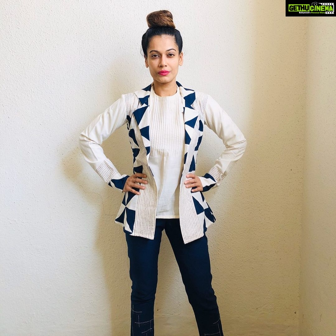 Payal Rohatgi Instagram - NPR और NRC को tax बोलने वाला इंसान कांग्रिस party का president राहुल गांधी है🤣 यह है उसकी मानसिक सोच। यह NRC की demonetisation से compare करता है जिसकी वजह से ग़रीब की तकलीफ़ होगी 🤔 इसे बेवक़ूफ़ आदमी को liberals support करते हैं। NRC के बारे में बहुत सारे myth है जिन्हें liberals और कांग्रिस वाले market में फ़ेलाकर लोगों की गुमराह कर रहे हैं। NRC भारत के ग़रीब मसलीमस के ख़िलाफ़ नहीं है। सभी भारतीय नागरिक को अपने documents दिखाने होंगे NRC में शामिल होने के लिए।और अगर ग़रीब भारतीय मुस्लिम अपने काग़ज़ नहीं दिखा पाएगा तो उसे भारत से निकालने के पहले authorities की साबित करना पड़ेगा की वो illegal immigrant है। हिंदुओ के लिए कोई special क़ानून नहीं क्यूँकि सबको अपने documents दिखाने होंगे। साथ में जो मसलीमस NRC में entry नहीं ले पाते उनके लिए यह video मैं बहुत सारे क़ानून है जिससे वो भारतीय नागरिकता पा सकते हैं। NPR - National Population Register का निर्माण कांग्रिस ने किया था और हर देश में उनका एक population का register होता है। मगर भारत के अंदर कुछ भी सही करने के लिए ग़रीब लोगों द्वारा आतंक करवाने की साज़िश करवाई जाती है राजनीतिक नेताओ द्वारा। @raysofsunjaipur