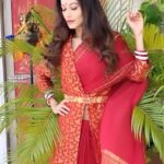 Payal Rohatgi Instagram - #KamleshTiwari के बहुत सारे videos viral हुए हैं उनकी मौत के बाद Social Media पर जहाँ वो Yogi सरकार और Modi सरकार पर आरोप लगा रहे हैं कि उनको सुरक्षा नहीं दी जा रही जिस प्रकार से उन्हें मिलनी चाहिए। २०१५ में उन्होंने मुस्लिम के भगवान के ऊपर आपत्ति जनक comments किए थे जिसके वजह से उनके ऊपर fatwa जारी किया था मौलानाओ ने जो ग़लत है क्यूँकि भारत में Sharia क़ानून नहीं है तो किसी को भी fatwa जारी करने का अधिकार नहीं है। हिन्दु होने के नाते UP police ने Kamlesh Tiwari को सुरक्षा नहीं दो जिसकी वजह से उनकी हत्या की गयी मुस्लिम द्वारा जो बहुत शर्मनाक है। हिन्दु अपनी सुरक्षा के लिए क्या करे ? ख़ुद अपनी security रखे ? और जो नेता नहीं रख सकते वो कहाँ जाए ??? उनको ऐसे ही मार दिया जाएगा ??? #payalrohatgi